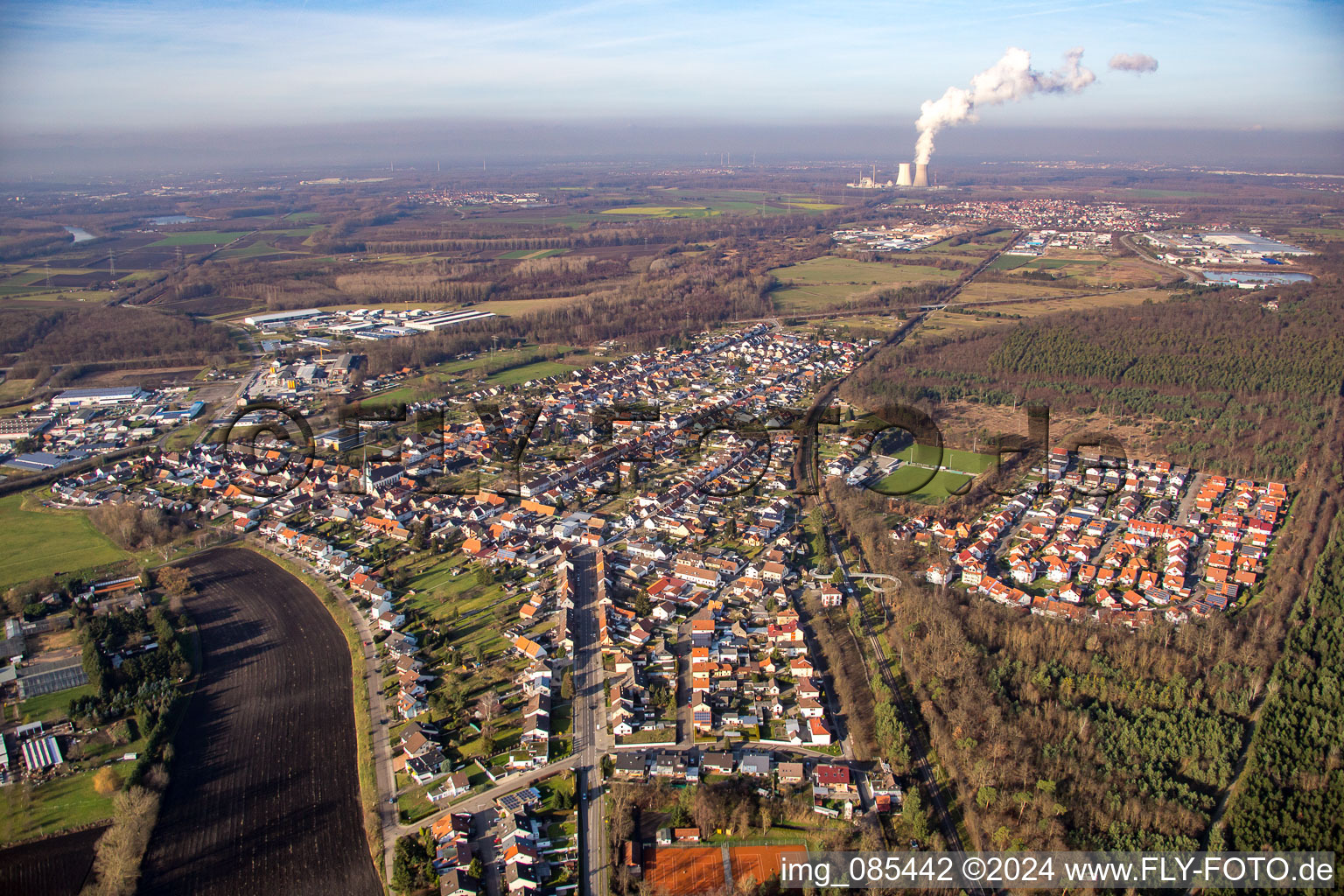 Vue aérienne de Du sud-ouest à le quartier Huttenheim in Philippsburg dans le département Bade-Wurtemberg, Allemagne