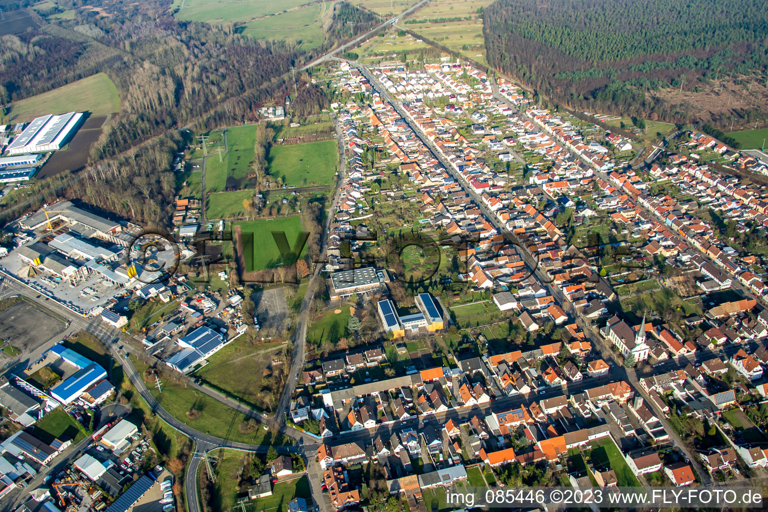 Vue aérienne de Vue des rues et des maisons des quartiers résidentiels à le quartier Huttenheim in Philippsburg dans le département Bade-Wurtemberg, Allemagne