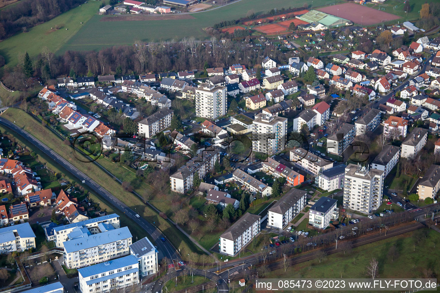 Vue aérienne de Oberfeldstrasse depuis l'est à le quartier Forchheim in Rheinstetten dans le département Bade-Wurtemberg, Allemagne