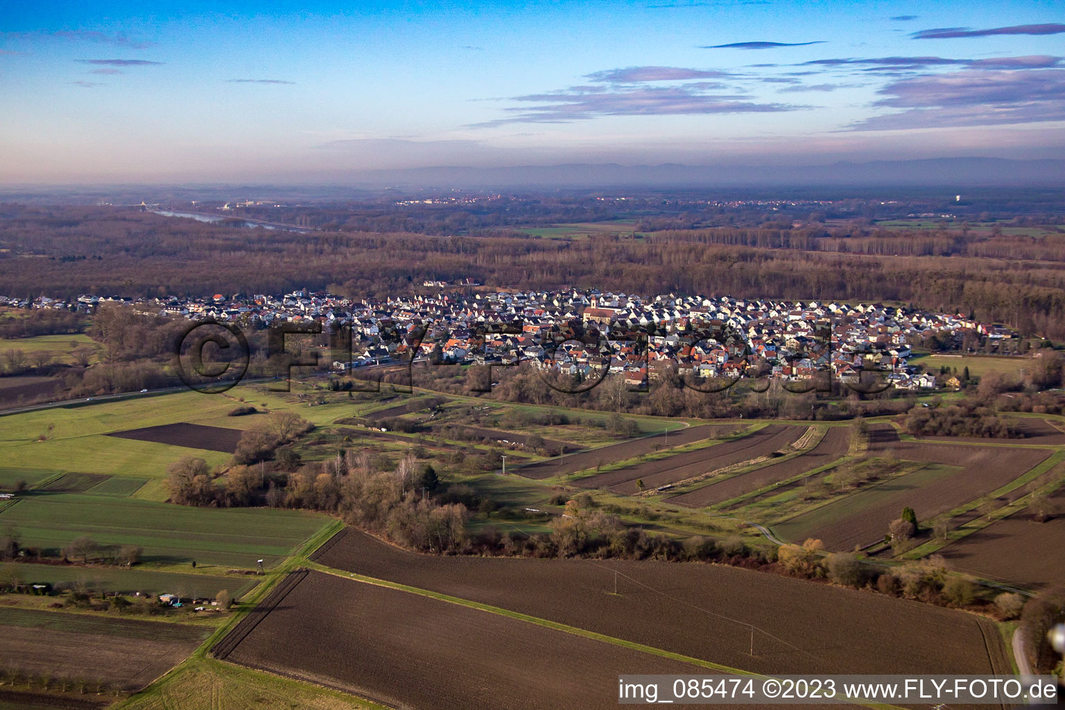 Vue aérienne de De l'est à le quartier Neuburgweier in Rheinstetten dans le département Bade-Wurtemberg, Allemagne