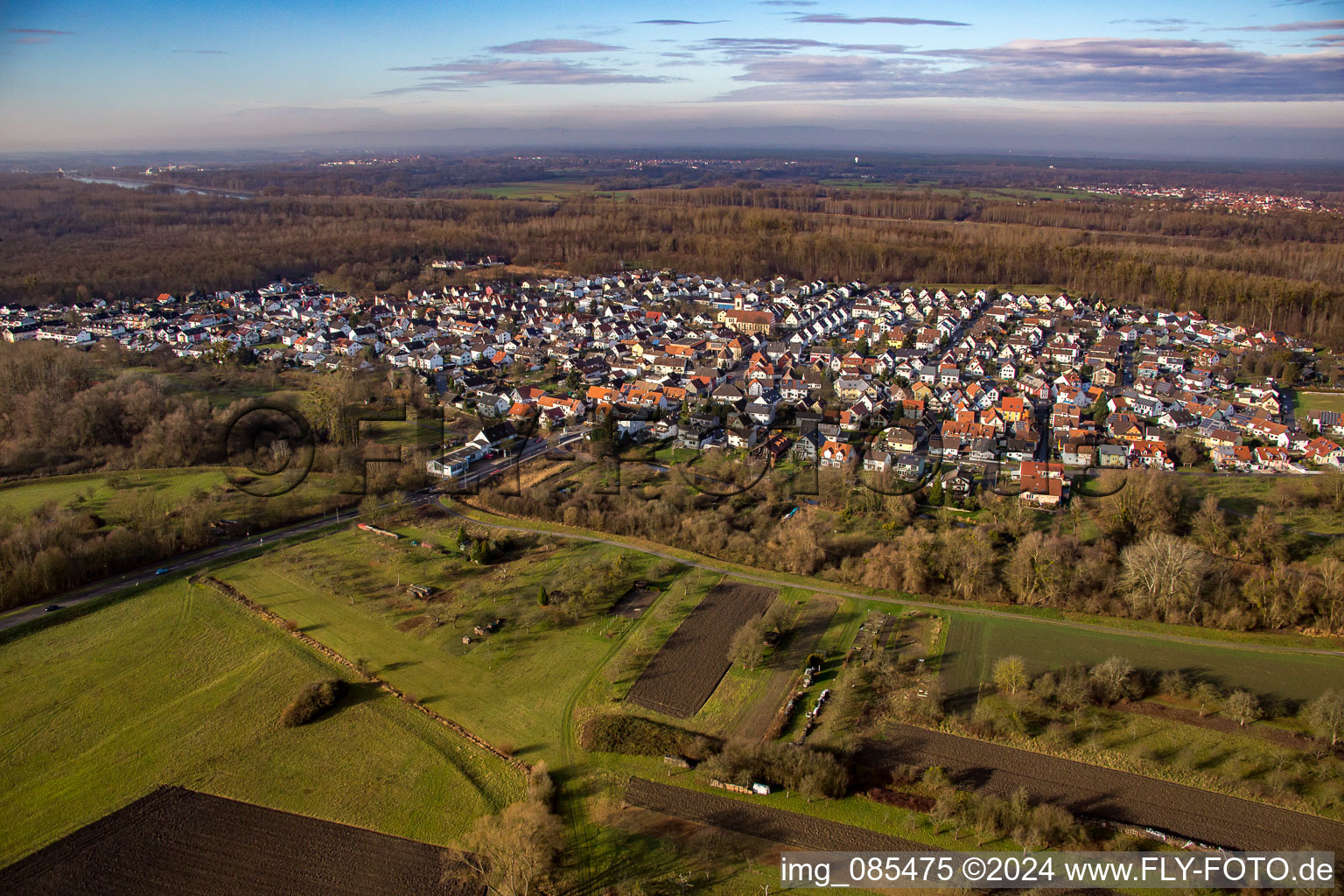 Vue aérienne de De l'est à le quartier Neuburgweier in Rheinstetten dans le département Bade-Wurtemberg, Allemagne