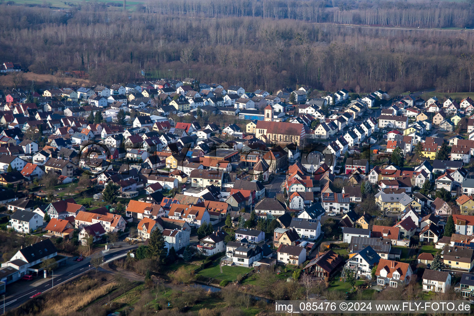 Vue aérienne de Rheinstraße à le quartier Neuburgweier in Rheinstetten dans le département Bade-Wurtemberg, Allemagne