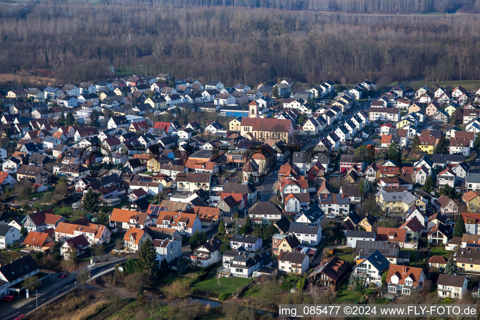 Vue aérienne de Rheinstraße à le quartier Neuburgweier in Rheinstetten dans le département Bade-Wurtemberg, Allemagne