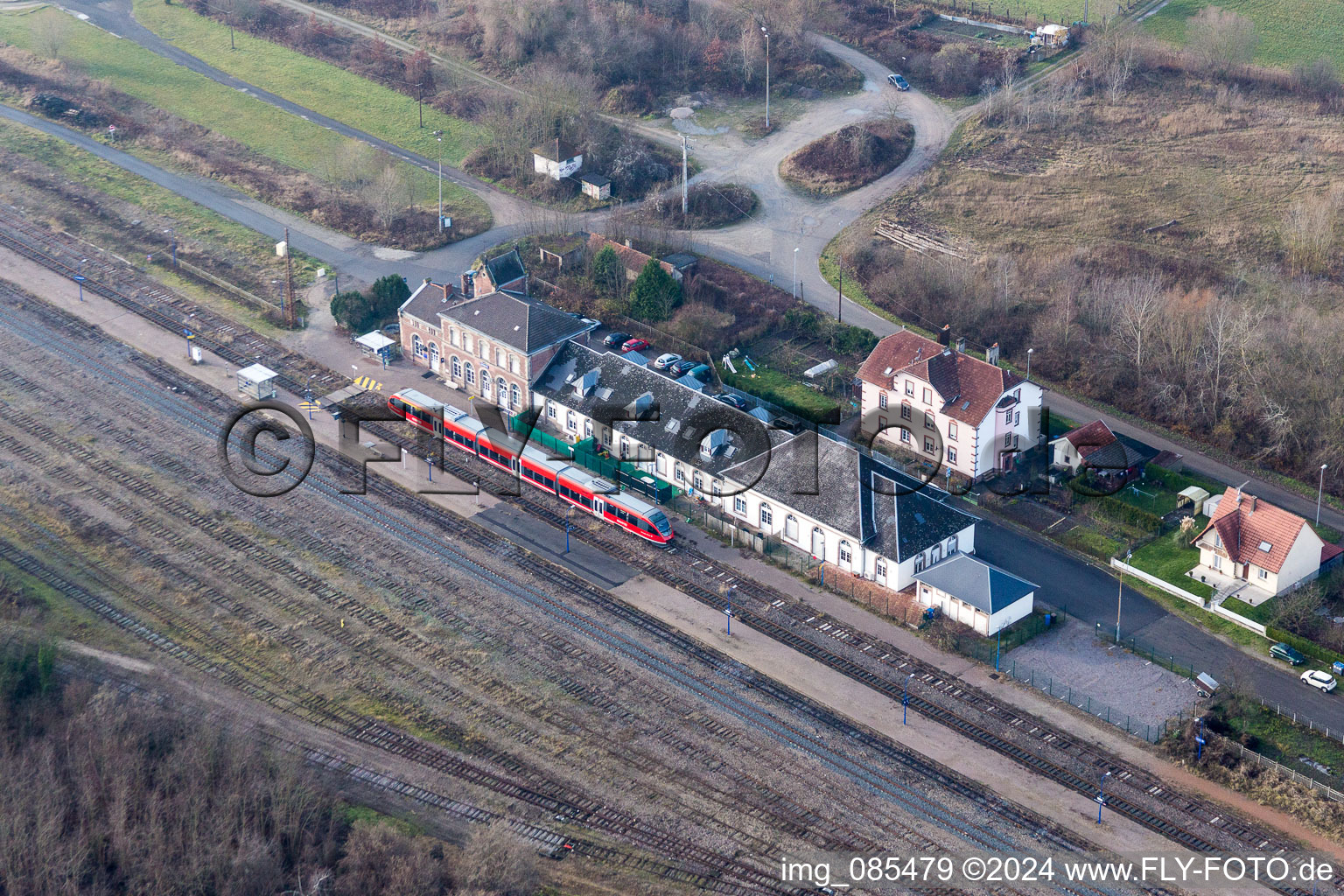 Vue aérienne de Bâtiment des voies et gares des Chemins de fer français à Lauterbourg dans le département Bas Rhin, France