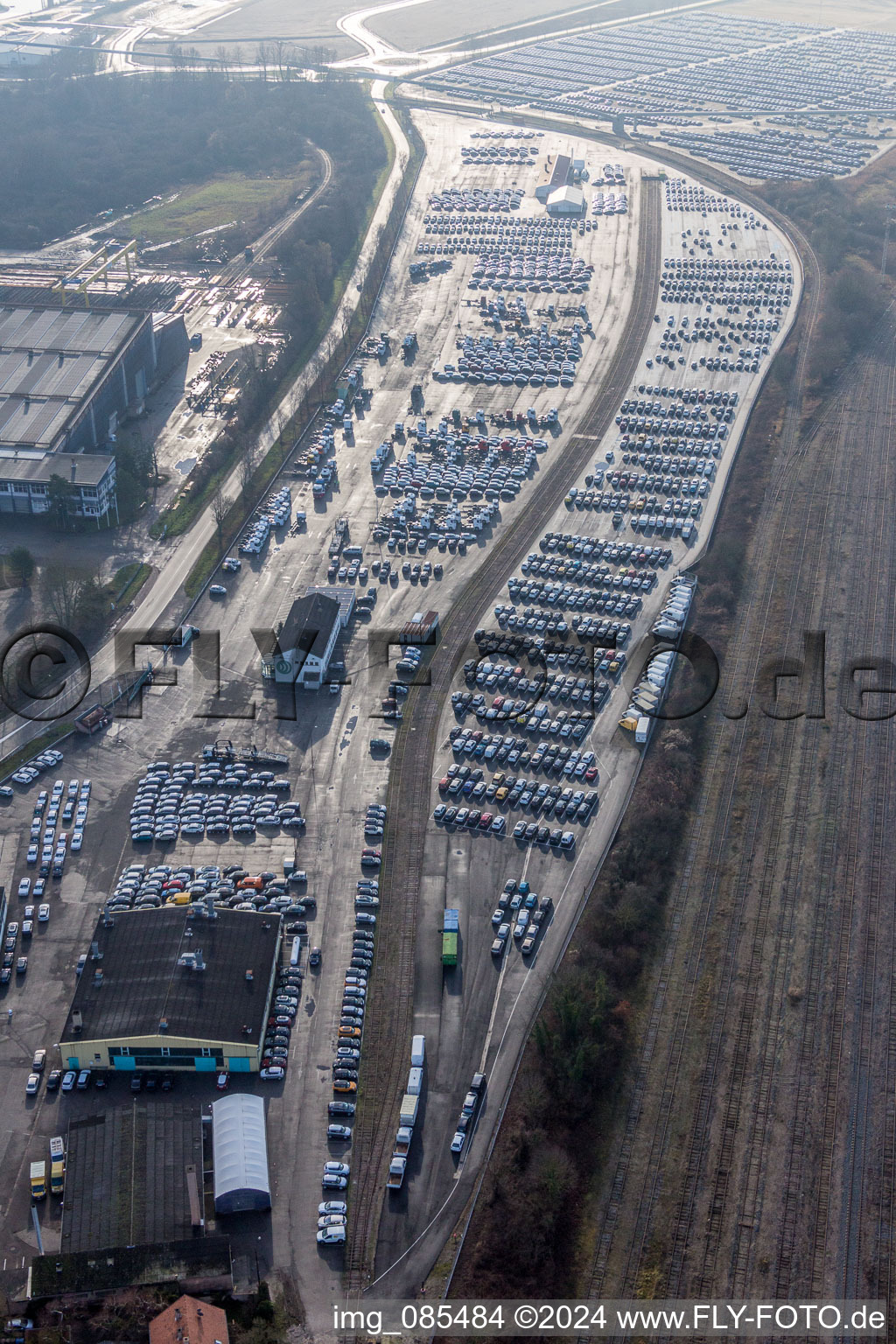 Vue aérienne de Des rangées interminables de voitures dans l'entrepôt douanier pour l'importation de voitures de Walon à Lauterbourg dans le département Bas Rhin, France