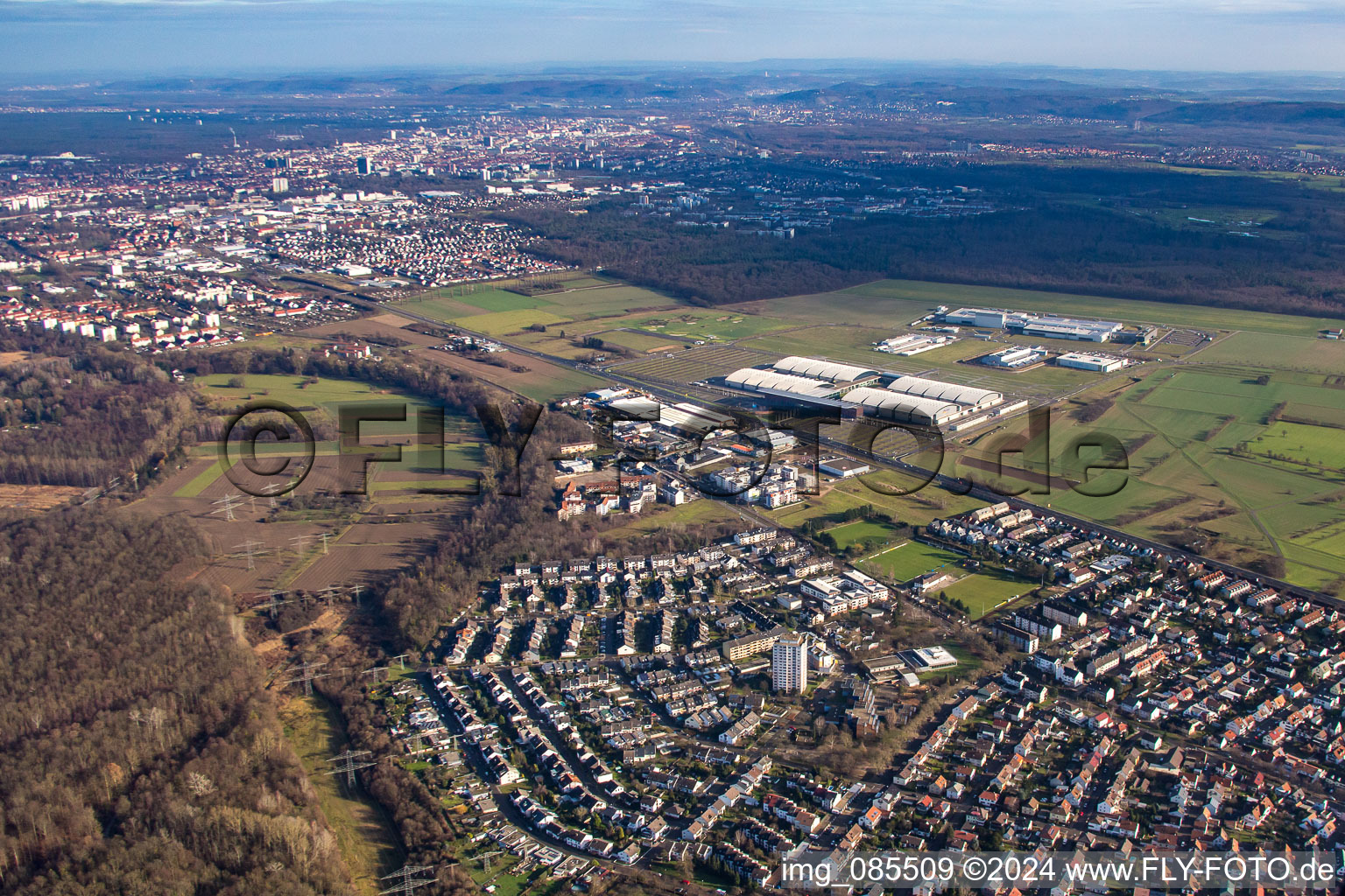 Vue aérienne de Du sud-ouest à le quartier Forchheim in Rheinstetten dans le département Bade-Wurtemberg, Allemagne