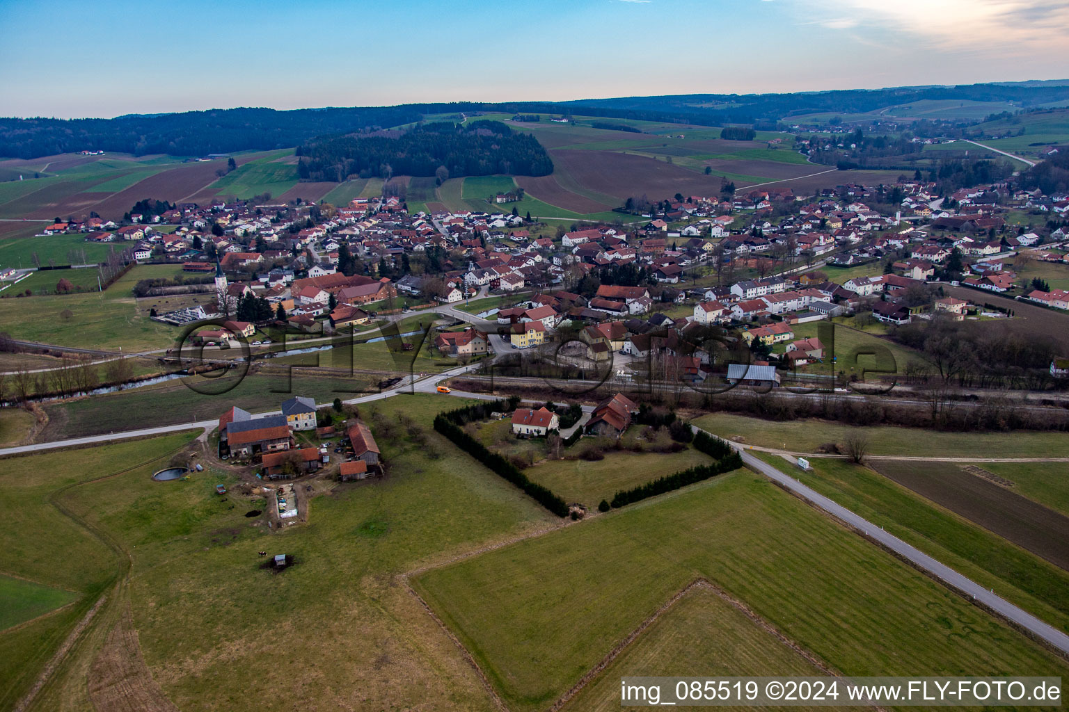 Vue aérienne de Quartier Anzenkirchen in Triftern dans le département Bavière, Allemagne