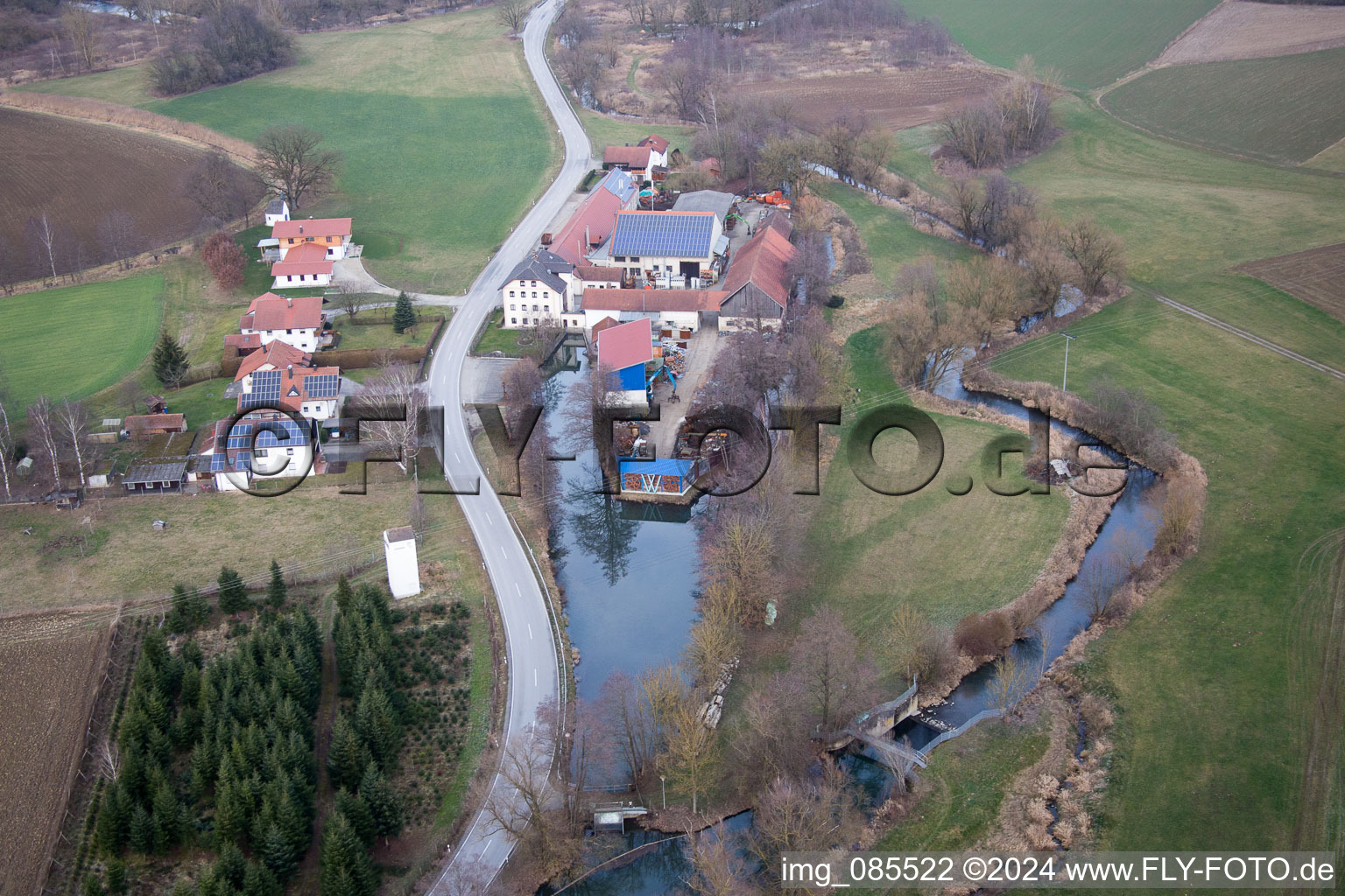 Vue aérienne de Moulin à eau historique Eduard Wensauer GmbH & Co. KG Rottaler Hammerwerk sur la ferme au bord de l'Altbach à le quartier Anzenkirchen in Triftern dans le département Bavière, Allemagne