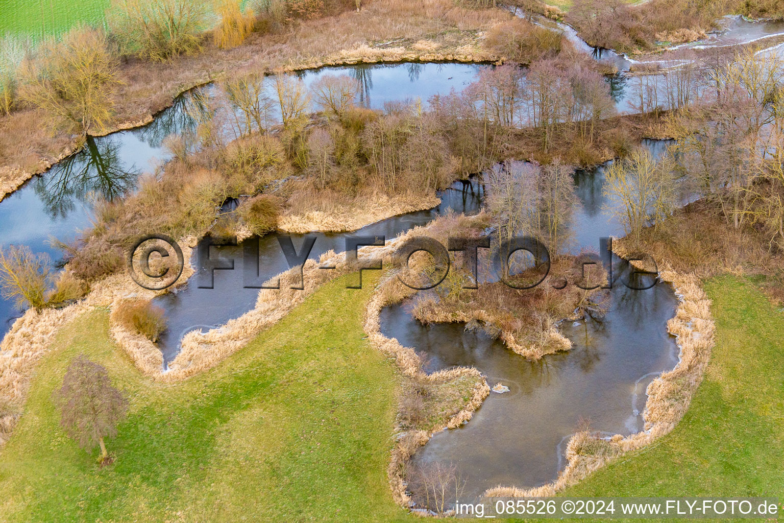 Vue aérienne de Paysage de prairie d'hiver dans le Rottal le long de la rivière Rott à le quartier Hirschbach in Bad Birnbach dans le département Bavière, Allemagne