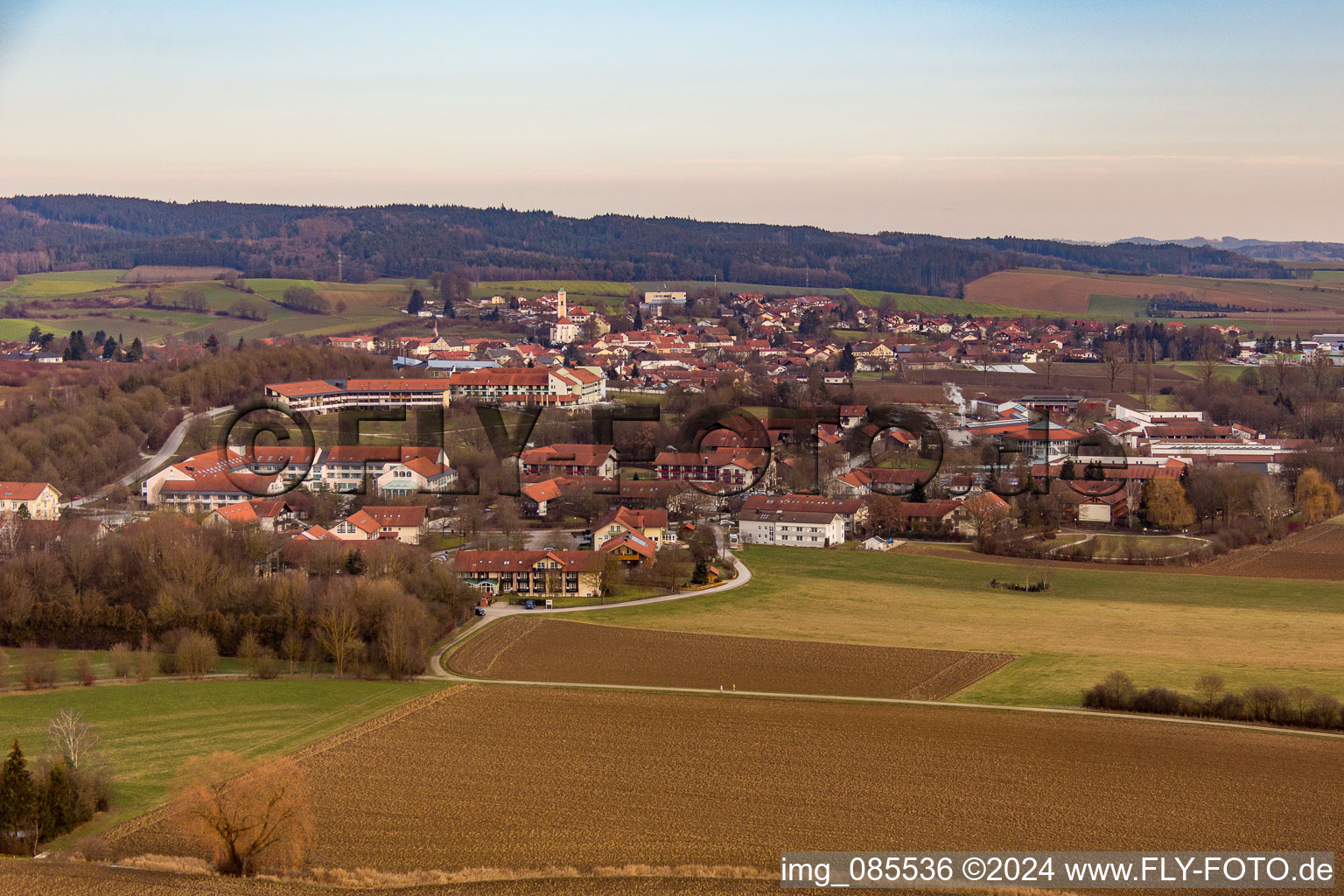 Vue aérienne de Quartier Aunham in Bad Birnbach dans le département Bavière, Allemagne