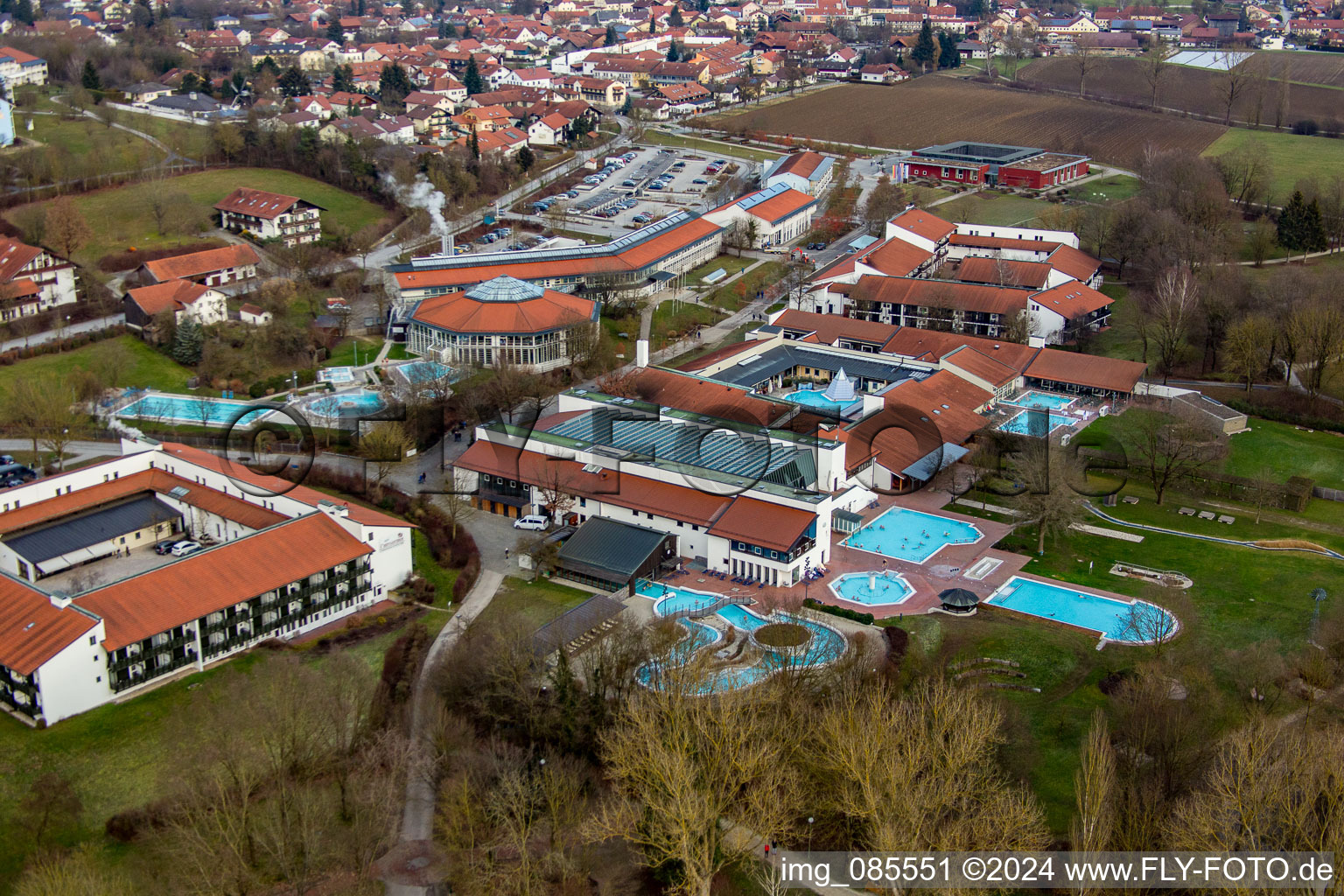 Vue aérienne de Thermes et piscines de la piscine extérieure du centre de loisirs Rottal Terme à le quartier Aunham in Bad Birnbach dans le département Bavière, Allemagne