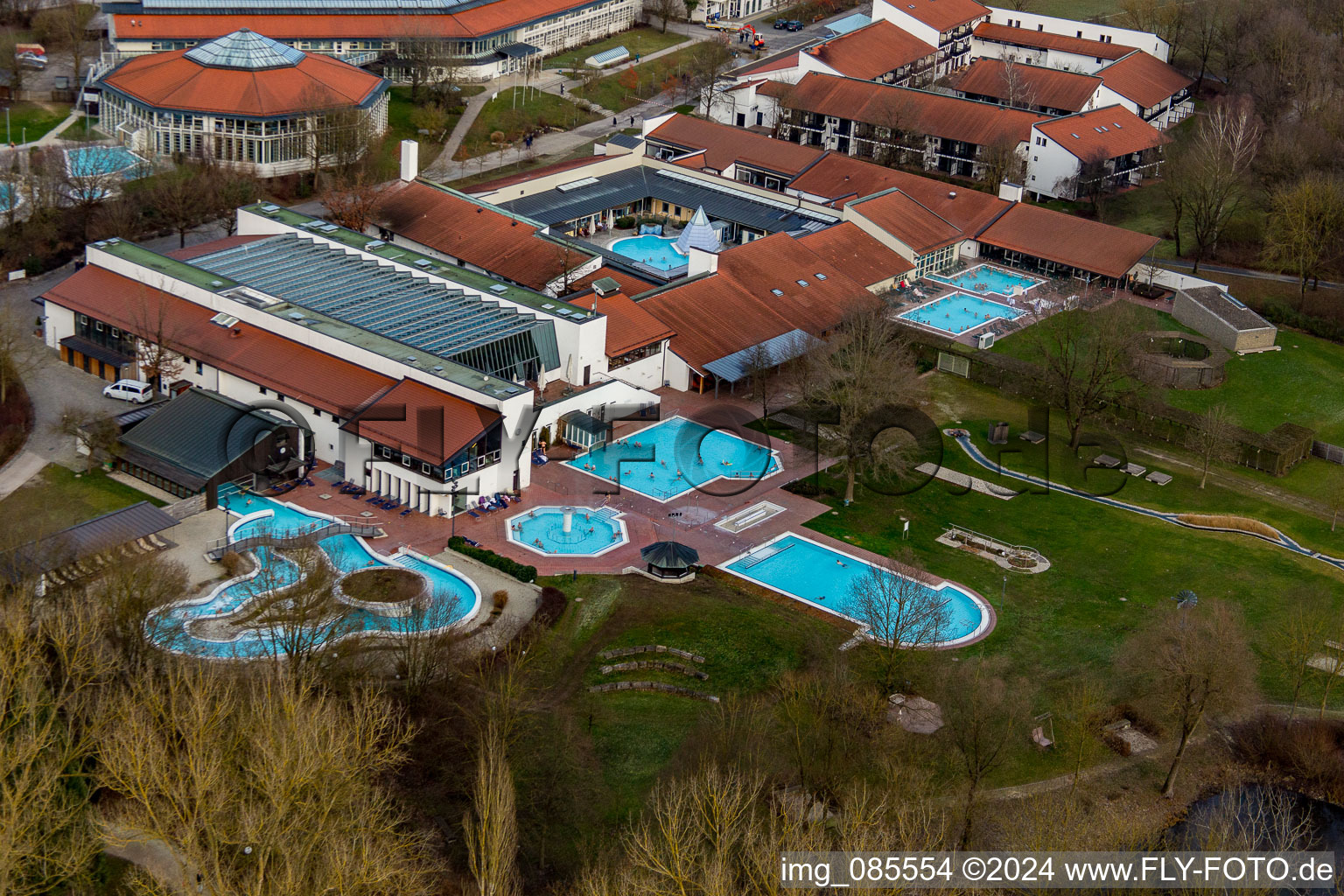 Vue aérienne de Thermes et piscines de la piscine extérieure du centre de loisirs Rottal Terme à le quartier Aunham in Bad Birnbach dans le département Bavière, Allemagne