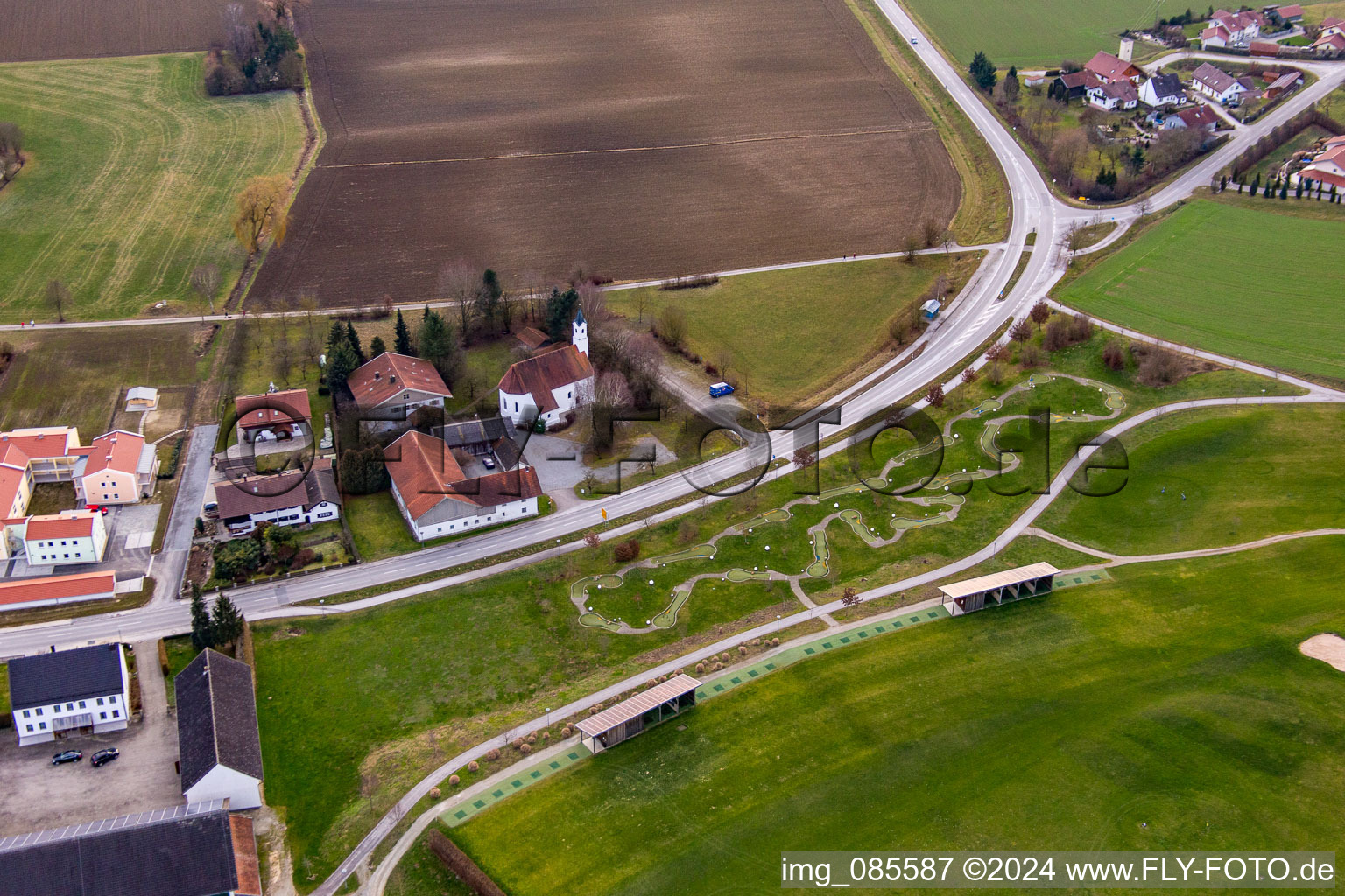 Quartier Aunham in Bad Birnbach dans le département Bavière, Allemagne du point de vue du drone