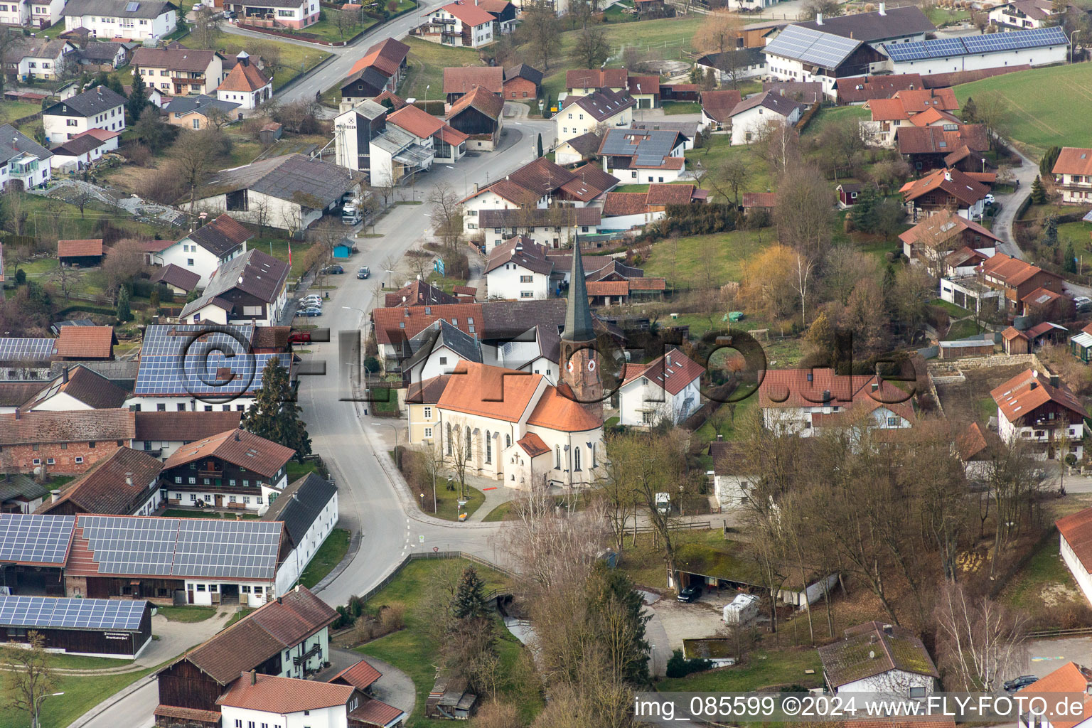 Vue aérienne de Bâtiment d'église au centre du village à le quartier Hirschbach in Bad Birnbach dans le département Bavière, Allemagne