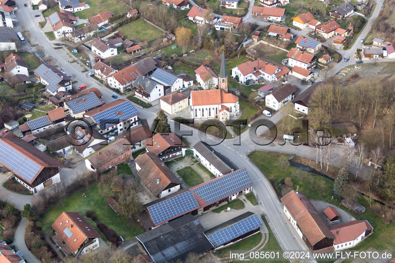 Vue aérienne de Bâtiment d'église au centre du village à le quartier Hirschbach in Bad Birnbach dans le département Bavière, Allemagne