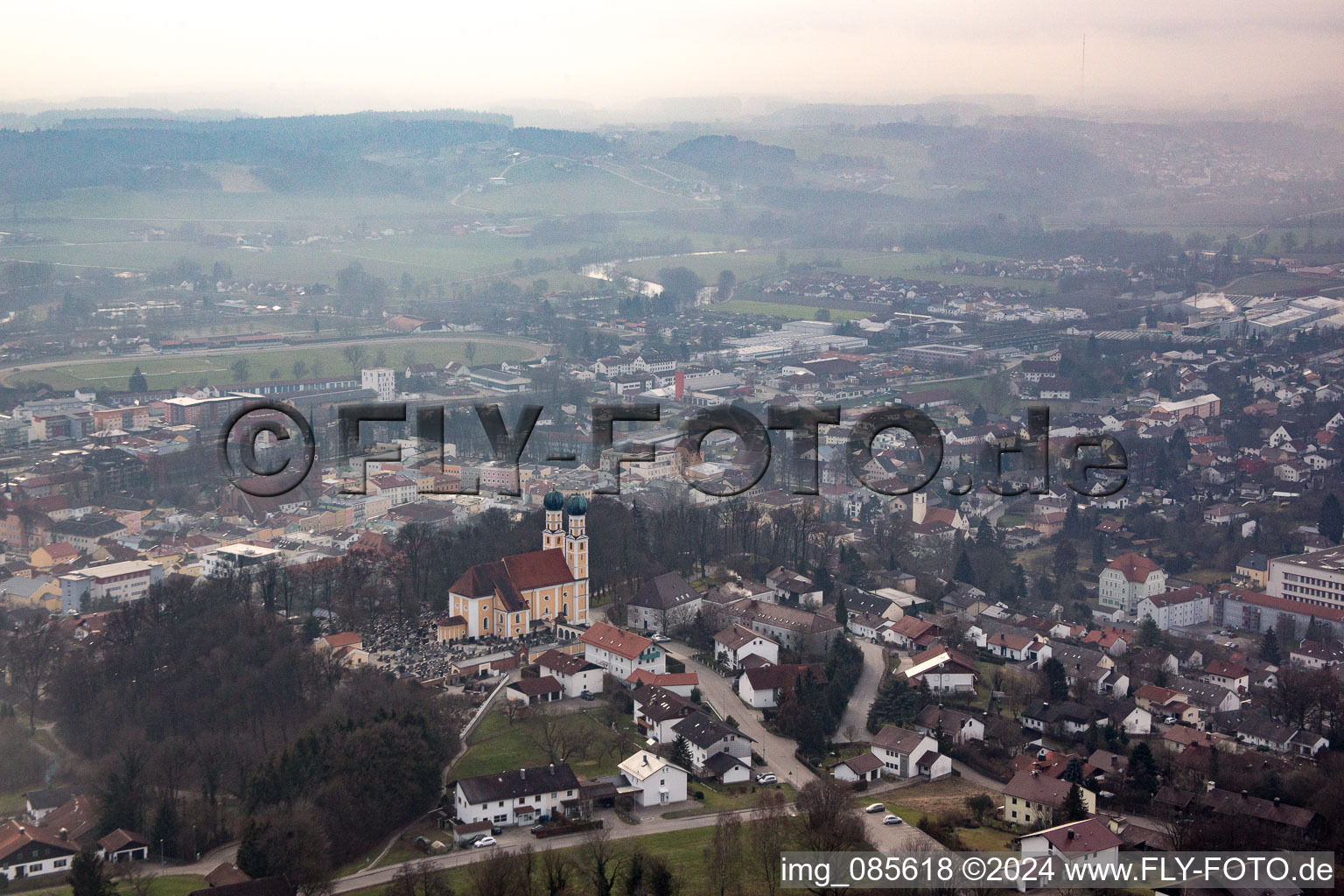 Vue aérienne de Église de pèlerinage du Gartlberg à Pfarrkirchen dans le département Bavière, Allemagne