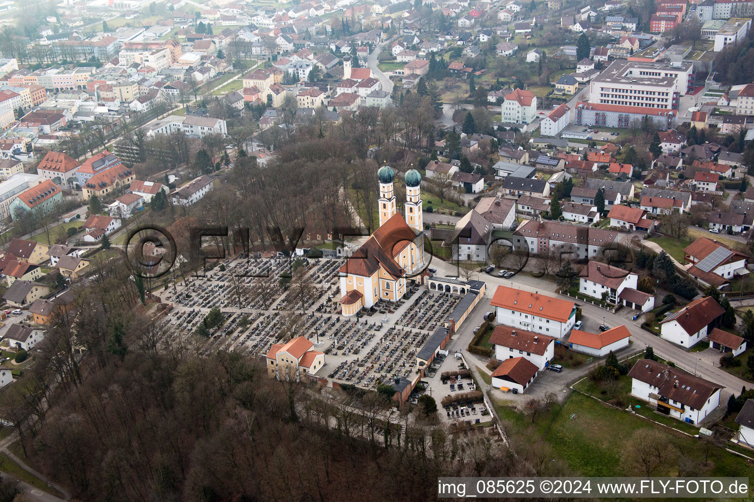 Vue d'oiseau de Église de pèlerinage du Gartlberg à Pfarrkirchen dans le département Bavière, Allemagne