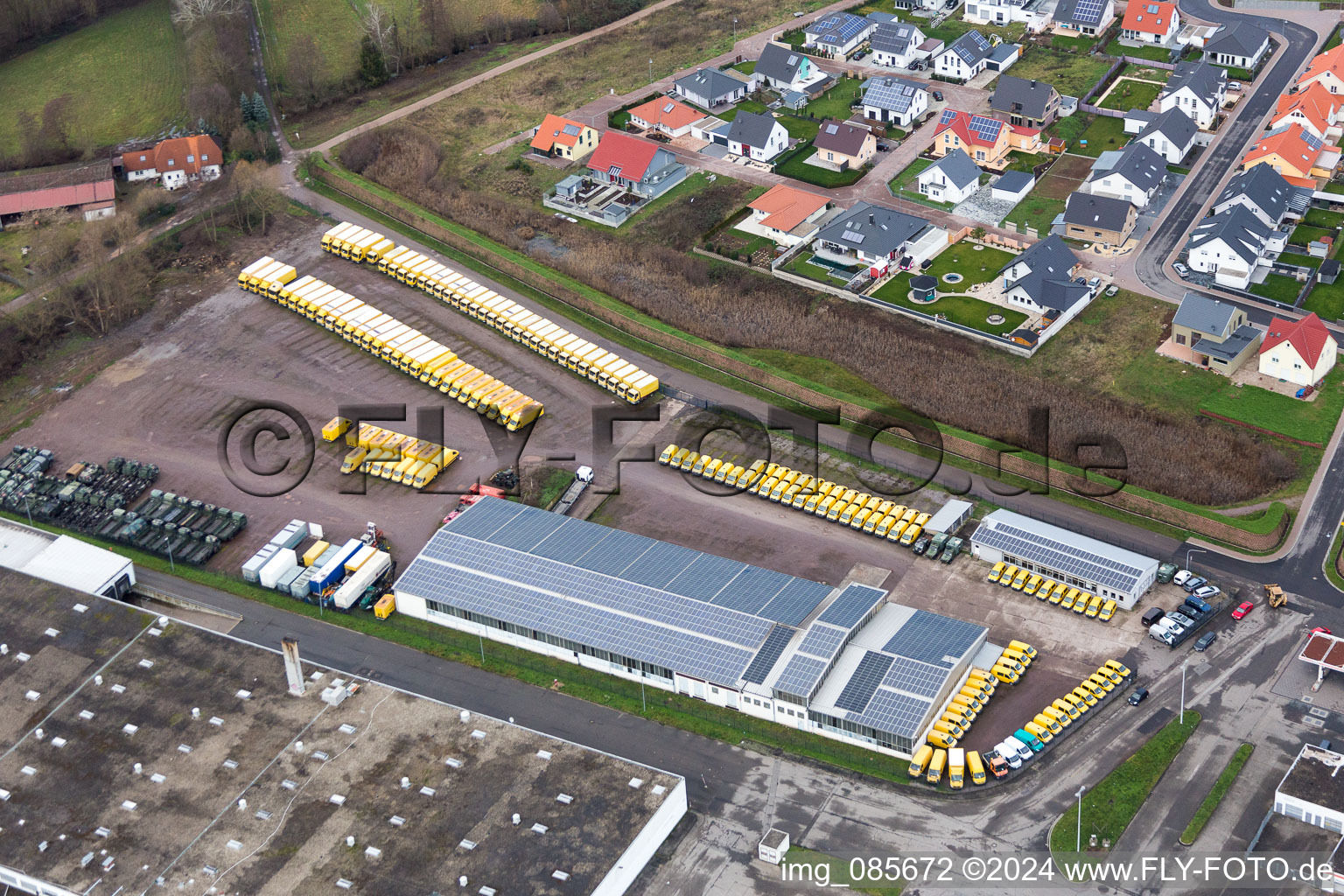 Vue aérienne de Zone commerciale sud avec le vendeur Engel & Engel GmbH DHL Parcel Transporter à Rohrbach dans le département Rhénanie-Palatinat, Allemagne