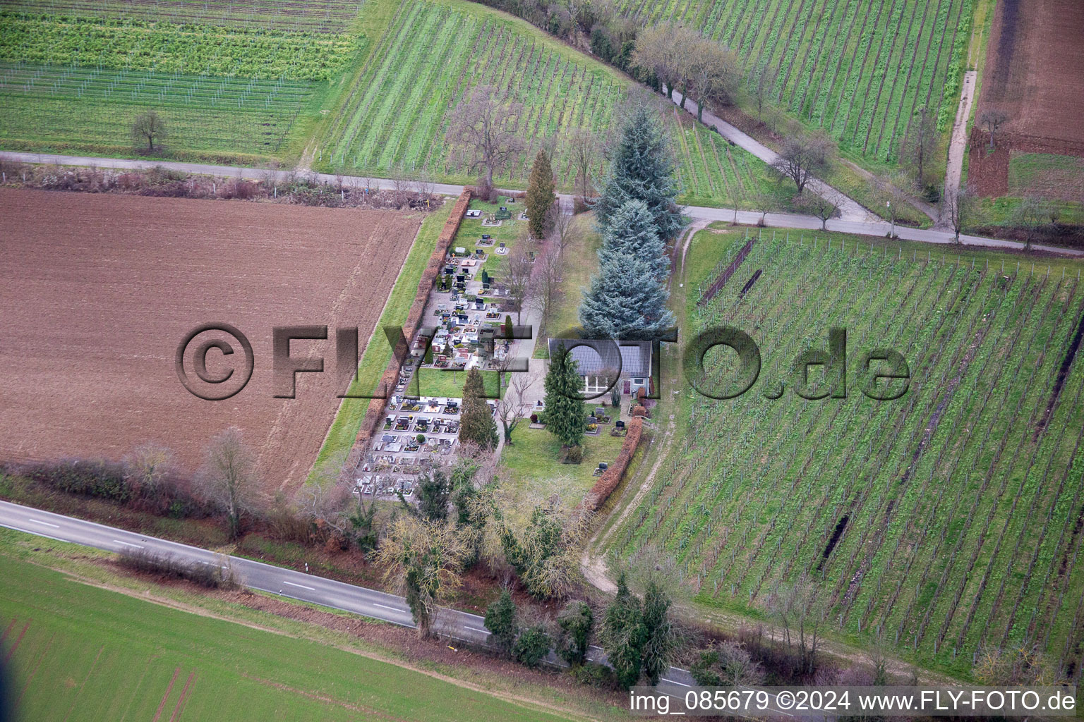 Vue aérienne de Cimetière à le quartier Mühlhofen in Billigheim-Ingenheim dans le département Rhénanie-Palatinat, Allemagne