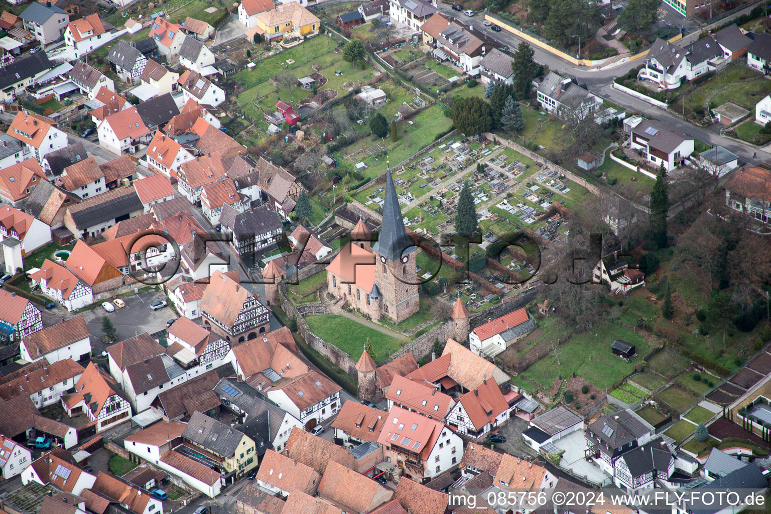 Vue aérienne de Église fortifiée Saint-Martin au centre du village à Dörrenbach dans le département Rhénanie-Palatinat, Allemagne