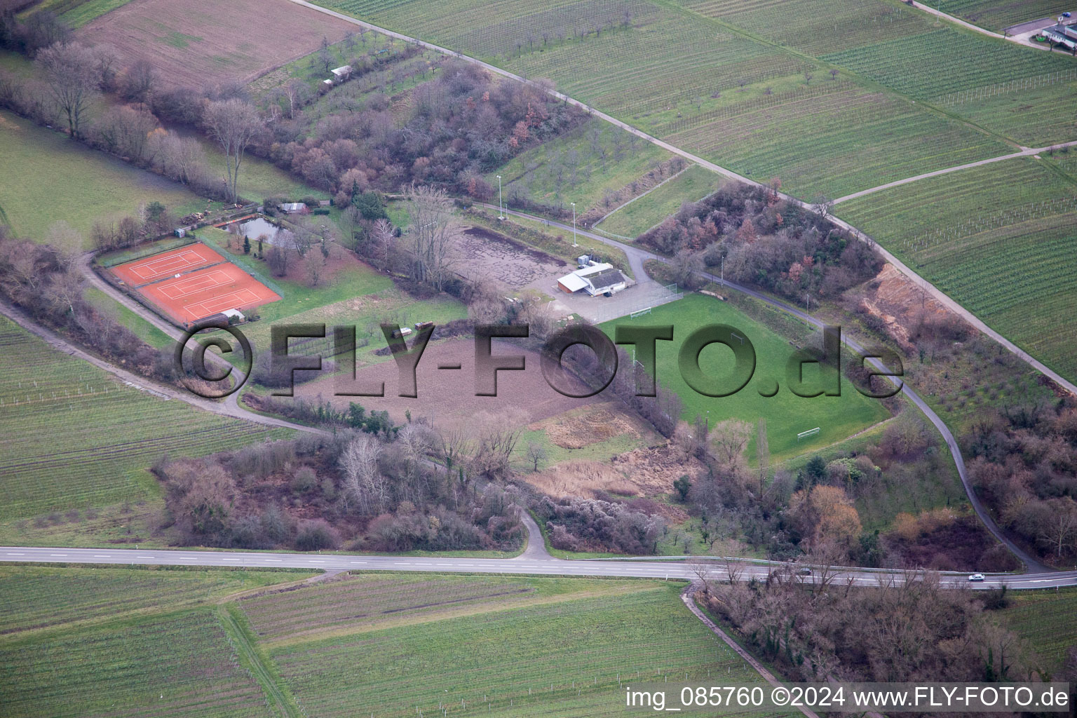 Vue aérienne de Terrain de sport à Oberotterbach dans le département Rhénanie-Palatinat, Allemagne