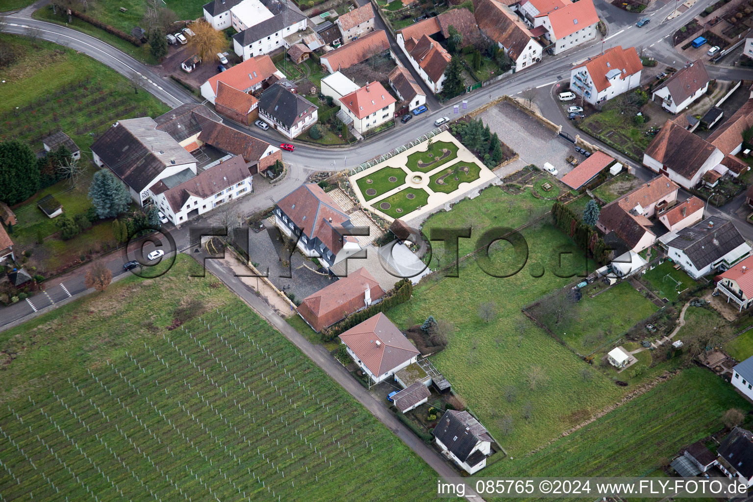 Oberotterbach dans le département Rhénanie-Palatinat, Allemagne du point de vue du drone