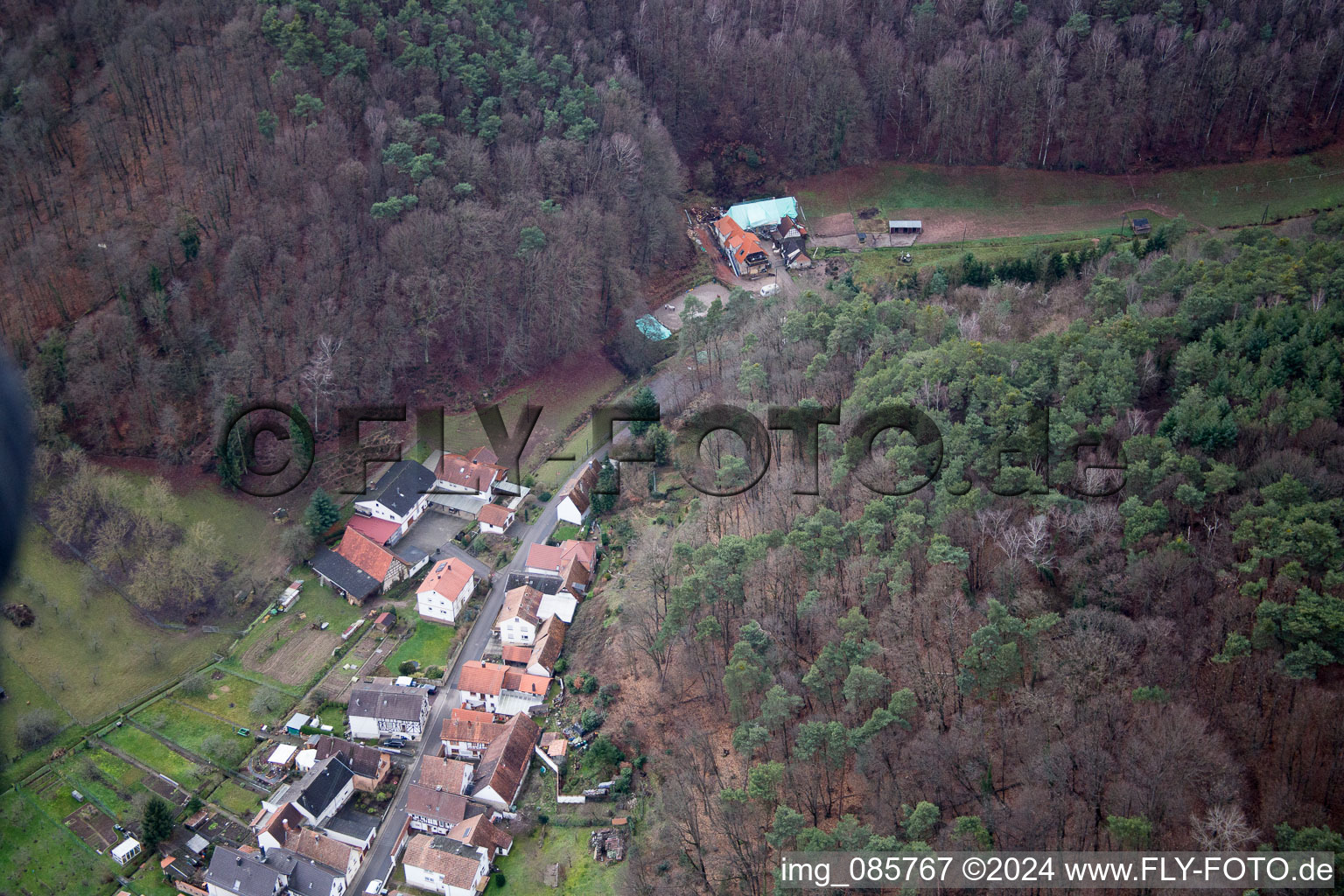 Oberotterbach dans le département Rhénanie-Palatinat, Allemagne vu d'un drone