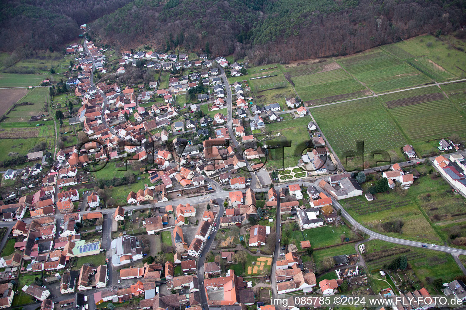 Oberotterbach dans le département Rhénanie-Palatinat, Allemagne vu d'un drone