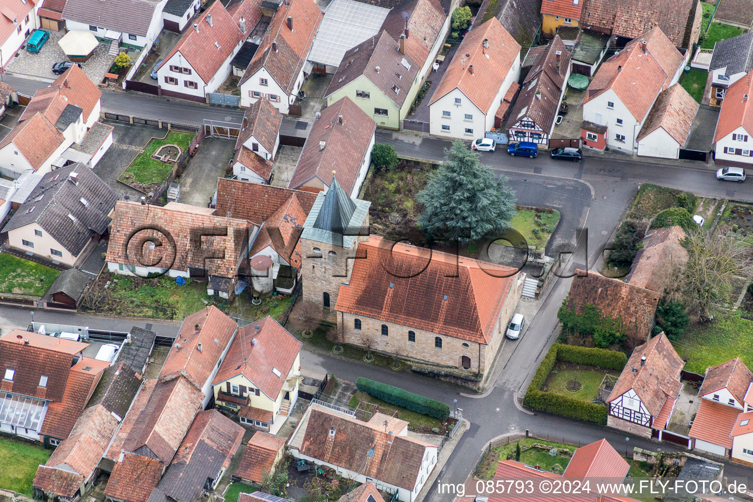 Vue aérienne de Bâtiment d'église au centre du village à Oberotterbach dans le département Rhénanie-Palatinat, Allemagne