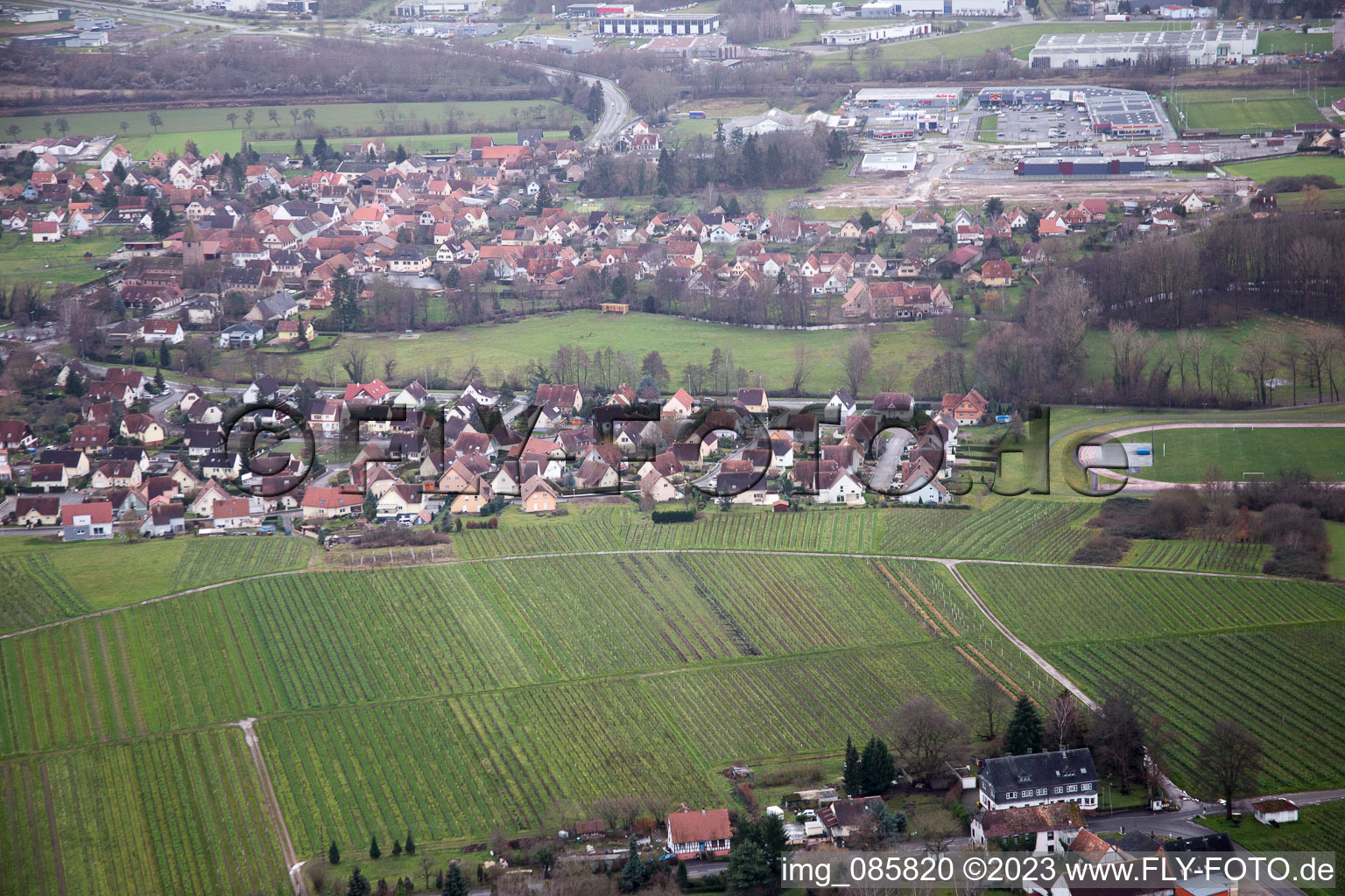Vue aérienne de Altenstadt dans le département Bas Rhin, France