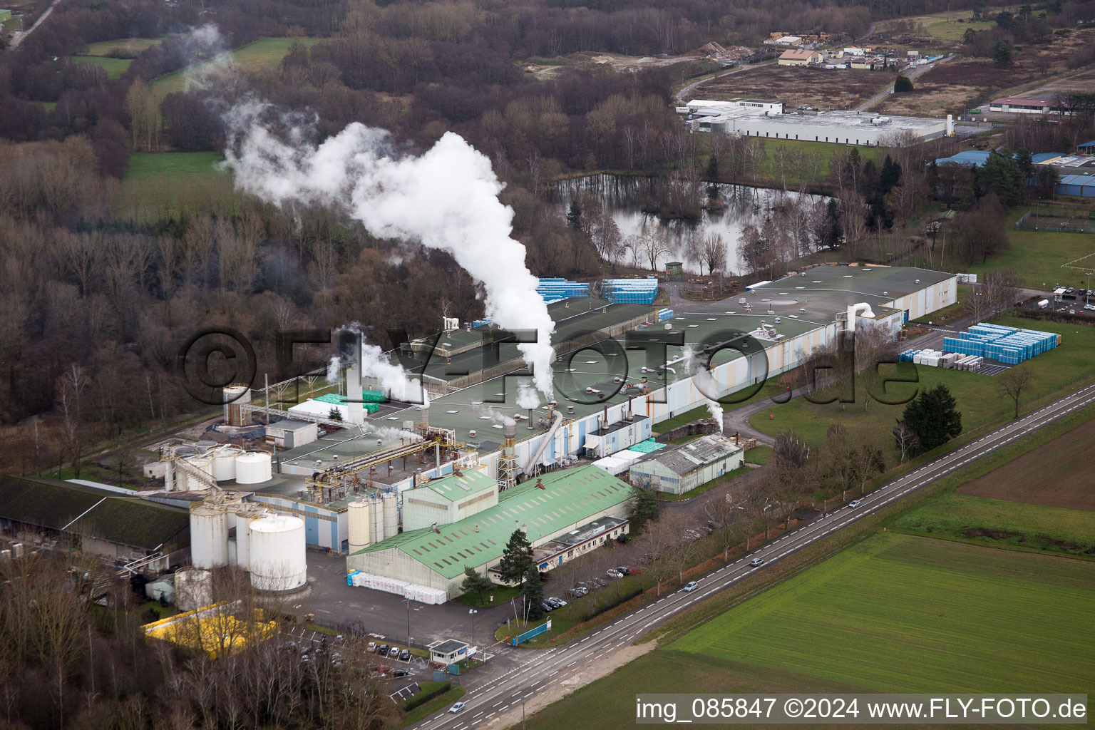 Vue aérienne de Isolation Sitek à le quartier Altenstadt in Wissembourg dans le département Bas Rhin, France