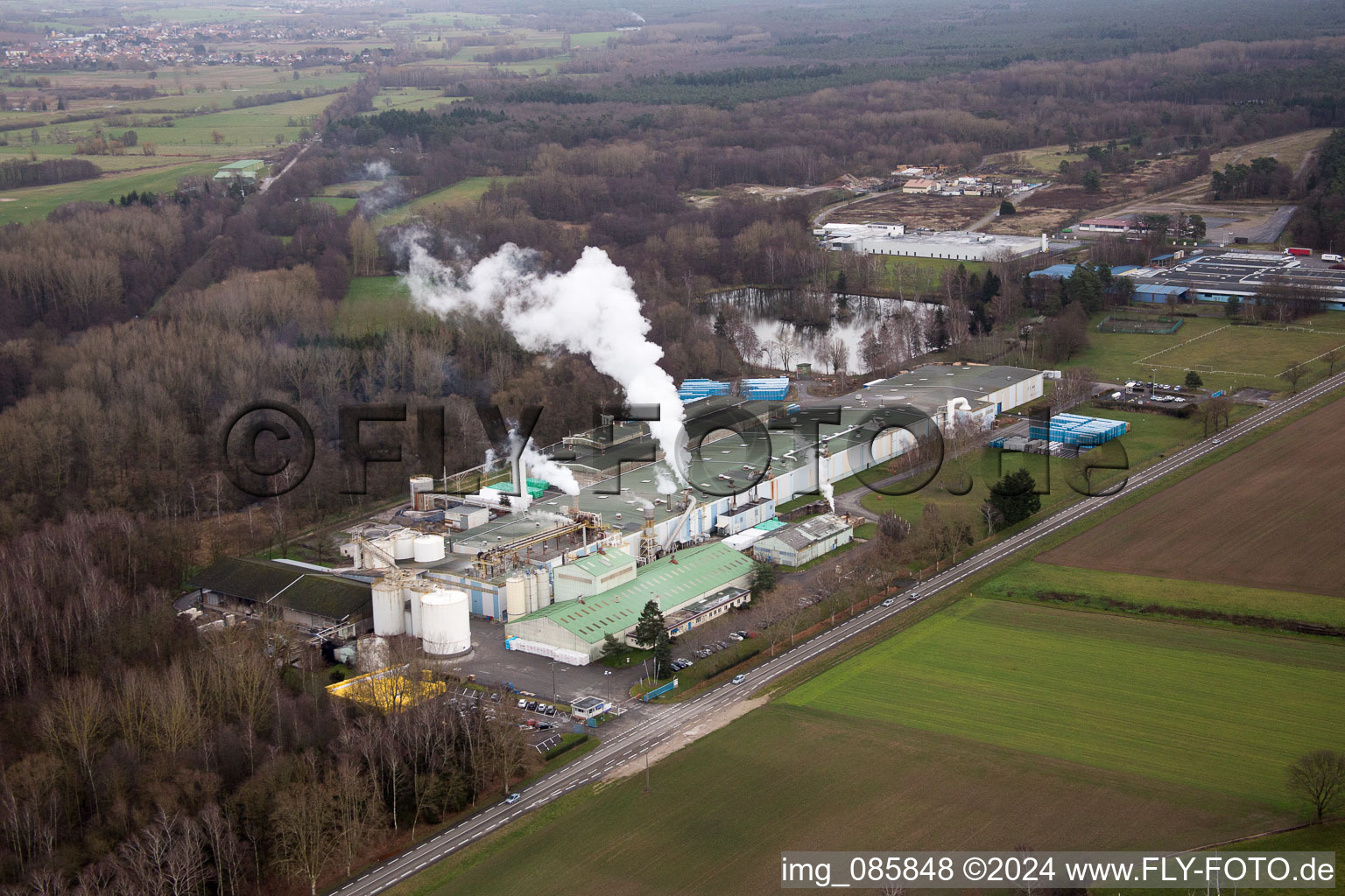 Vue aérienne de Isolation Sitek à le quartier Altenstadt in Wissembourg dans le département Bas Rhin, France