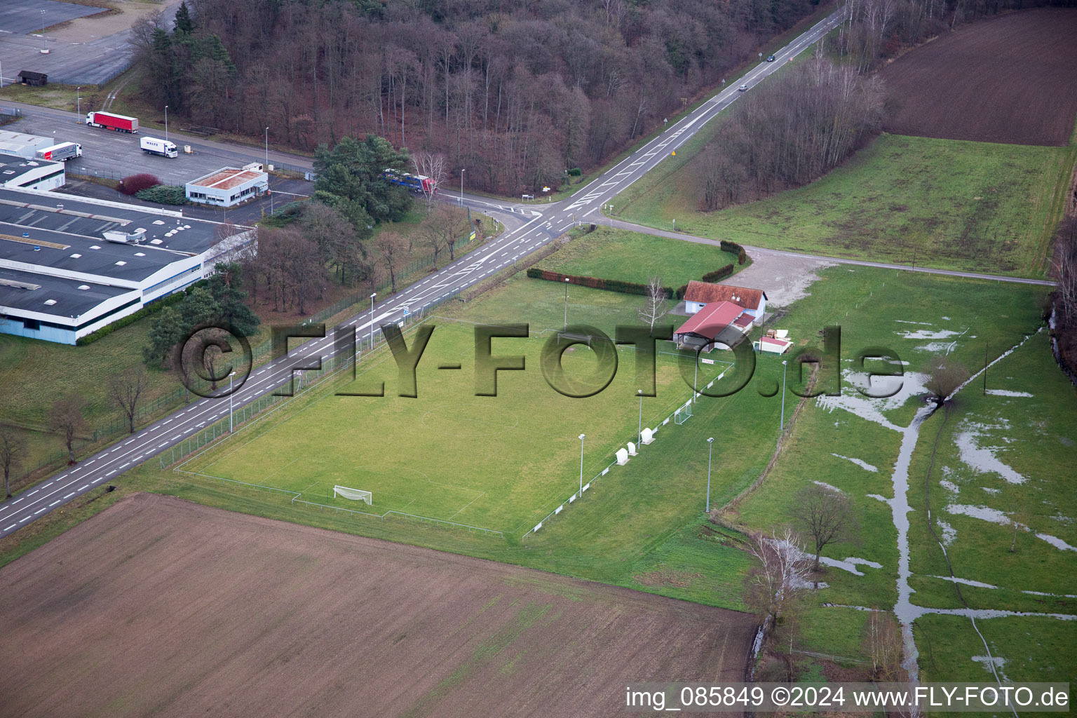 Vue aérienne de Terrain de football à le quartier Altenstadt in Wissembourg dans le département Bas Rhin, France