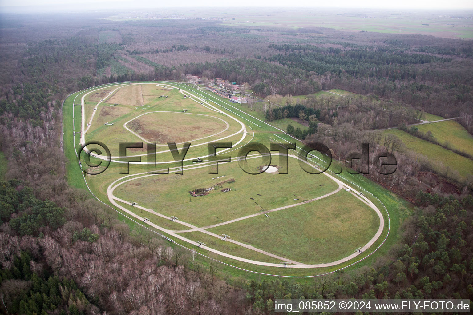 Vue aérienne de Hippodrome de la Hardt à le quartier Altenstadt in Wissembourg dans le département Bas Rhin, France