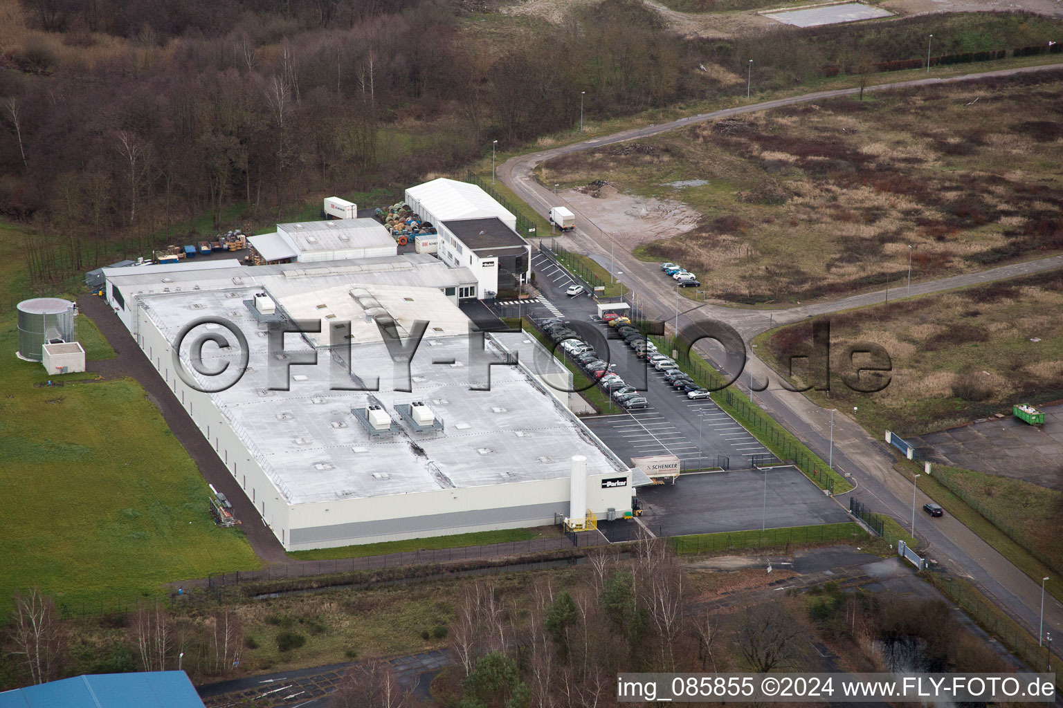 Vue aérienne de Parker Hannifin Fabrication à le quartier Altenstadt in Wissembourg dans le département Bas Rhin, France