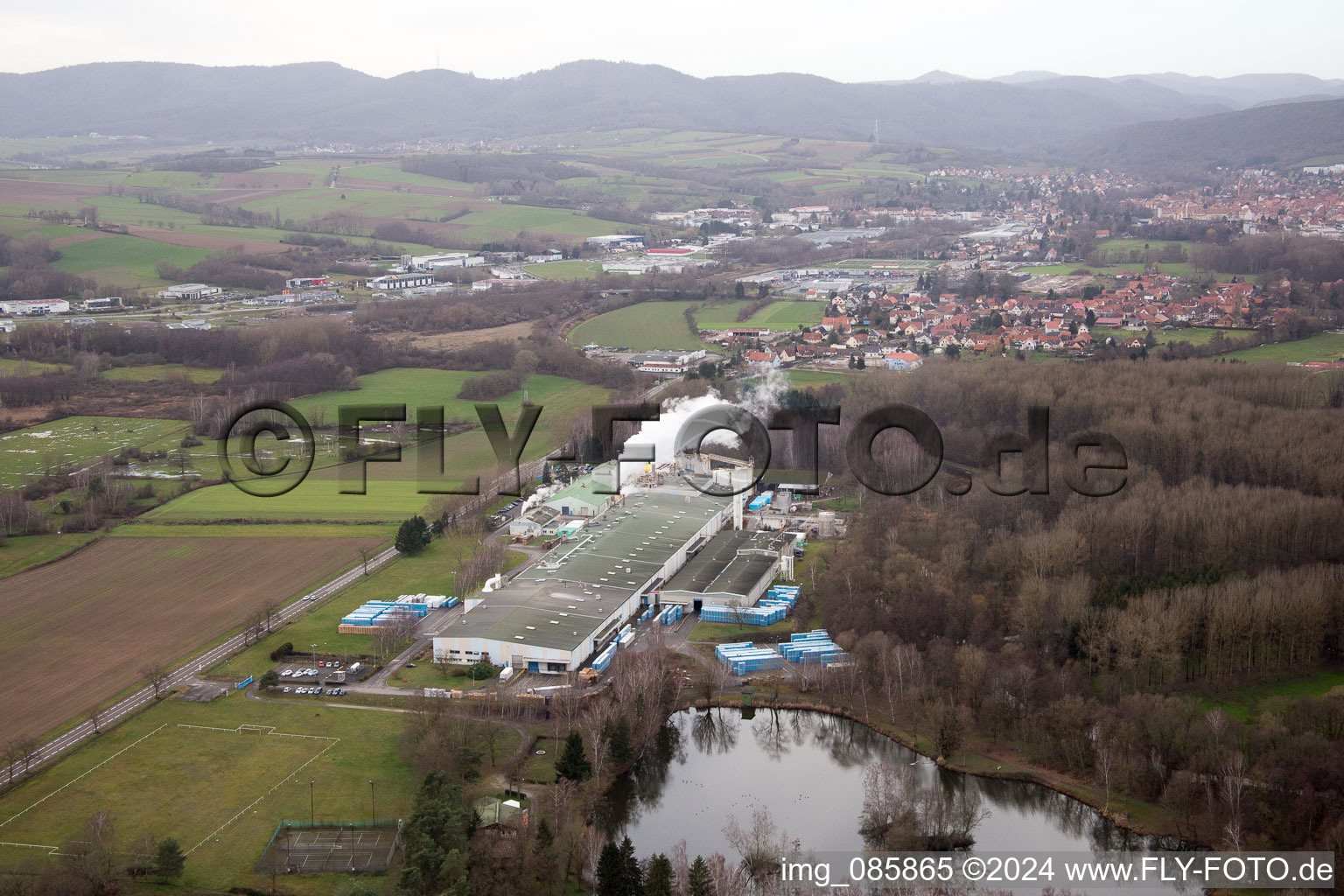 Vue oblique de Isolation Sitek à le quartier Altenstadt in Wissembourg dans le département Bas Rhin, France