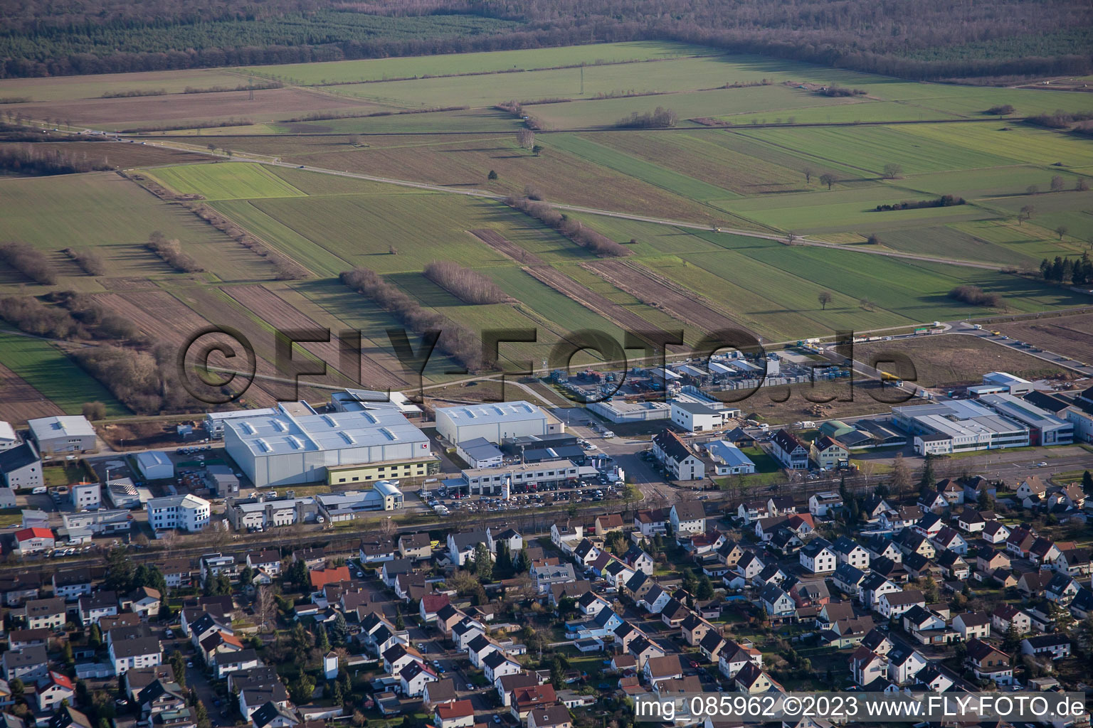 Vue aérienne de Zone industrielle Industriestr à le quartier Mörsch in Rheinstetten dans le département Bade-Wurtemberg, Allemagne