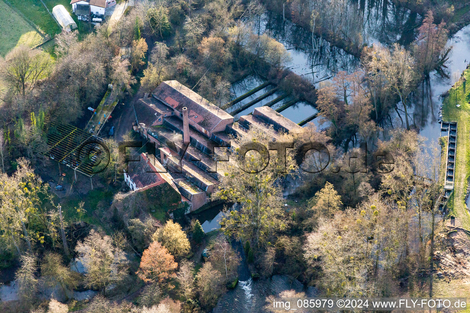 Vue aérienne de Ancien moulin à eau St. Georgsmühle de 1684 sur la Lauter à Scheibenhard dans le département Bas Rhin, France