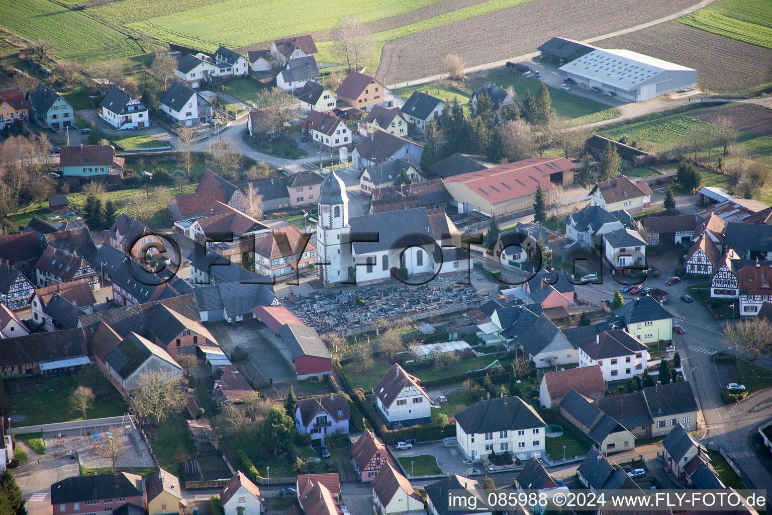 Vue d'oiseau de Niederlauterbach dans le département Bas Rhin, France