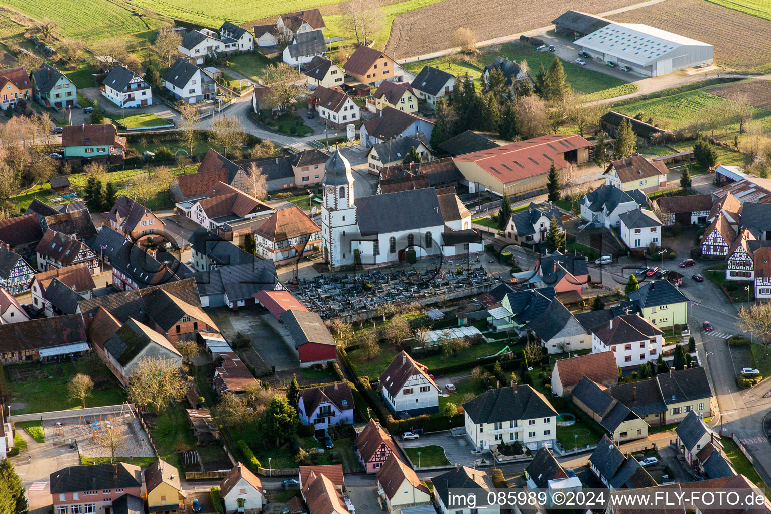 Vue aérienne de Bâtiment d'église au centre du village à Niederlauterbach dans le département Bas Rhin, France