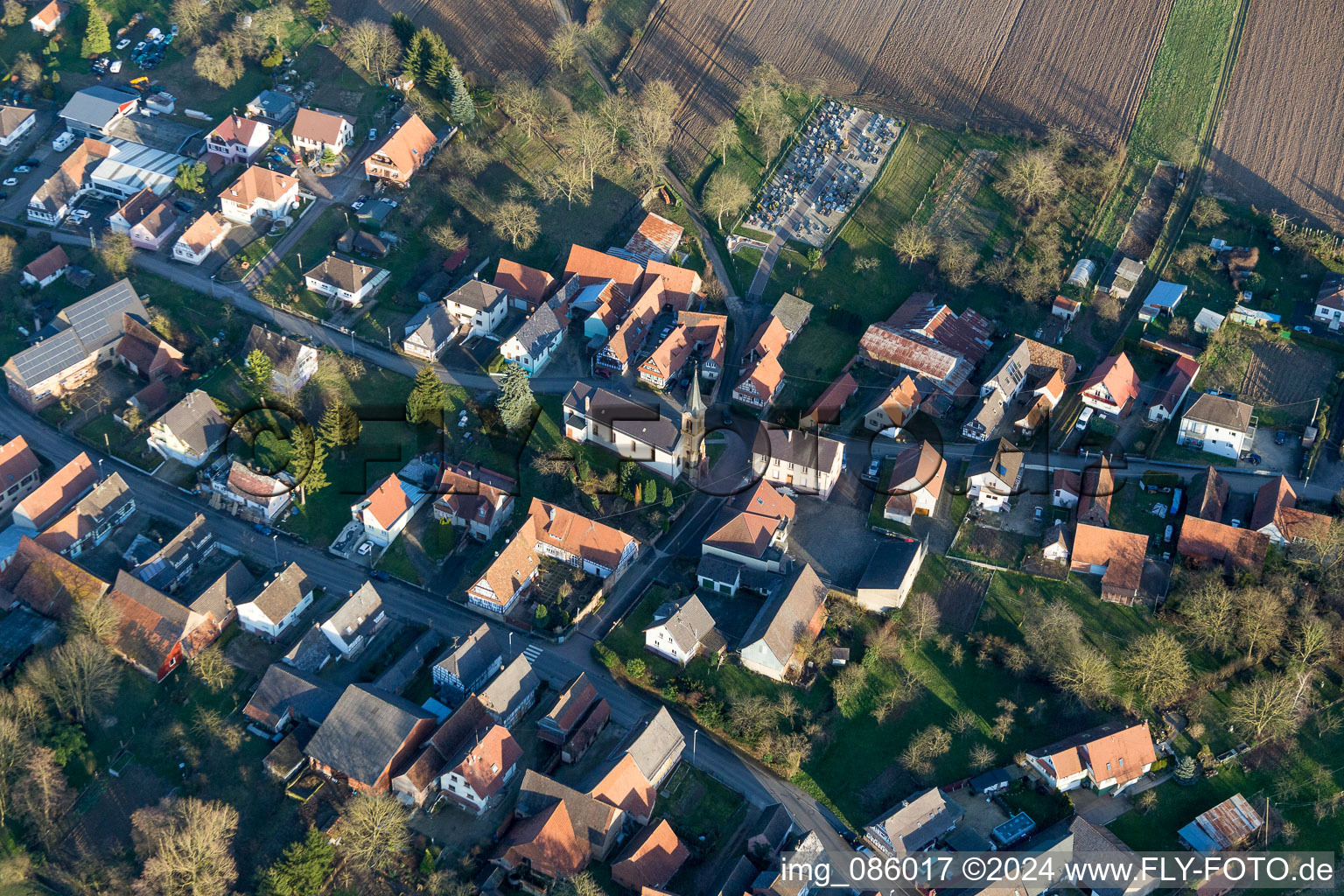 Vue aérienne de Église Saint-Laurent à Siegen dans le département Bas Rhin, France