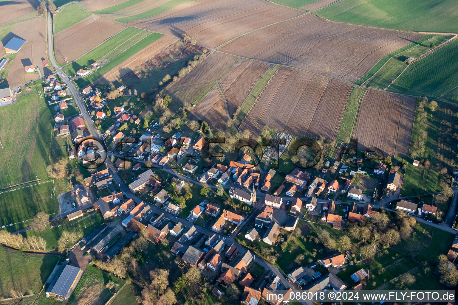 Vue aérienne de Champs agricoles et surfaces utilisables à Siegen dans le département Bas Rhin, France