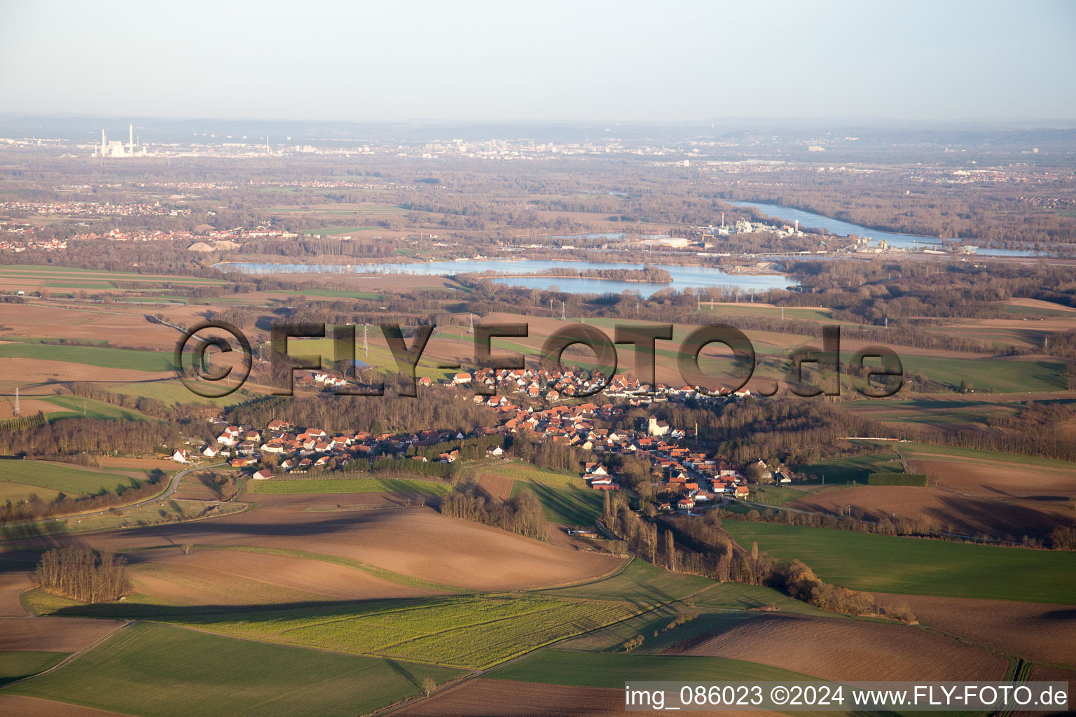 Vue d'oiseau de Neewiller-près-Lauterbourg dans le département Bas Rhin, France