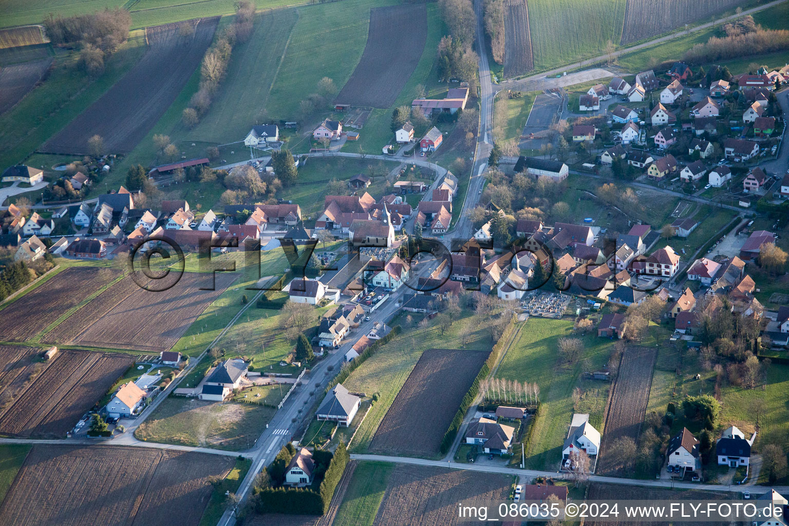 Wintzenbach dans le département Bas Rhin, France du point de vue du drone