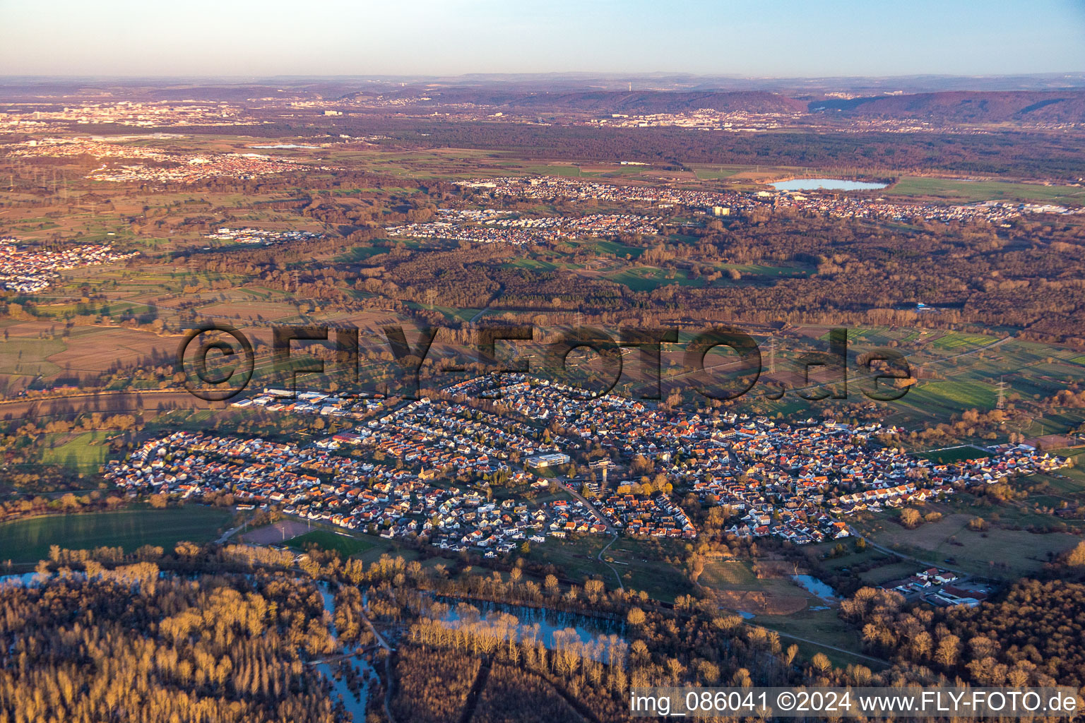 Vue aérienne de Ilingen à le quartier Illingen in Elchesheim-Illingen dans le département Bade-Wurtemberg, Allemagne