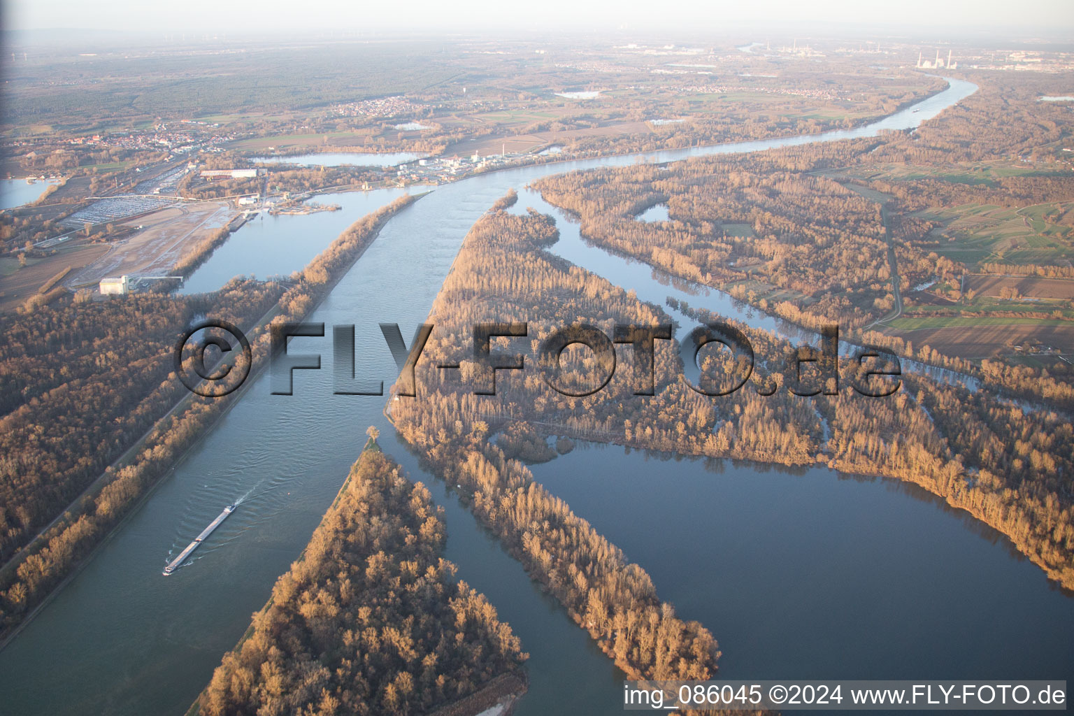 Vue aérienne de Tracé du canal et zones de berges de la voie navigable de la voie navigable Goldkanal jusqu'au Rhin à Elchesheim-Illingen dans le département Bade-Wurtemberg, Allemagne