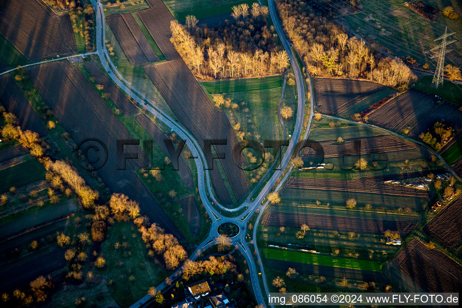 Vue aérienne de Rond-point en hiver dans la lumière du soir Illingen à Elchesheim dans le département Bade-Wurtemberg, Allemagne