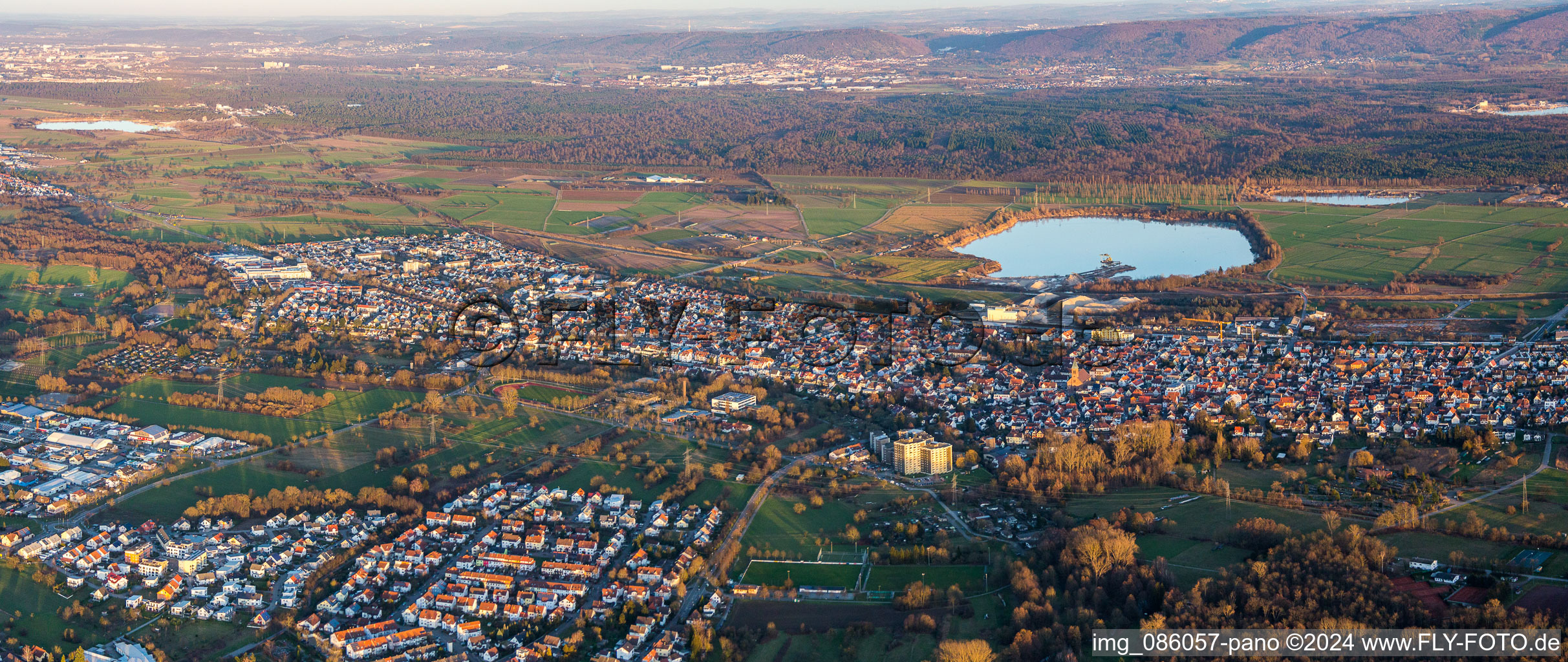 Vue aérienne de Panorama depuis l'ouest à le quartier Würmersheim in Durmersheim dans le département Bade-Wurtemberg, Allemagne