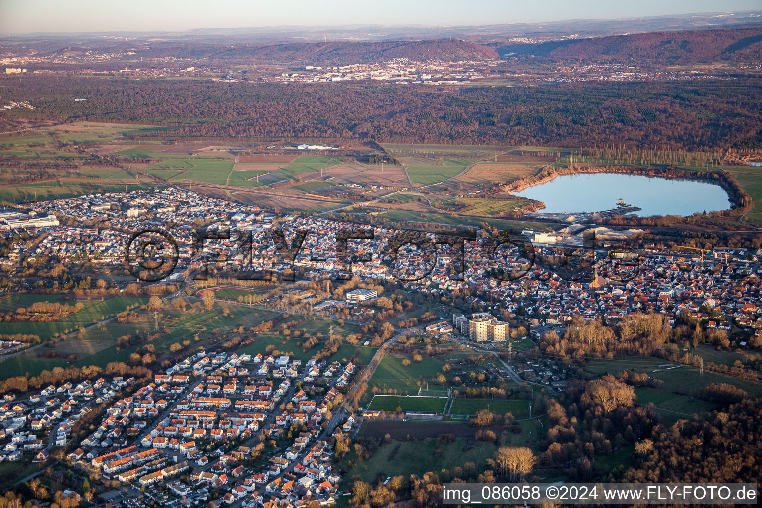 Vue aérienne de Du sud-ouest à Durmersheim dans le département Bade-Wurtemberg, Allemagne