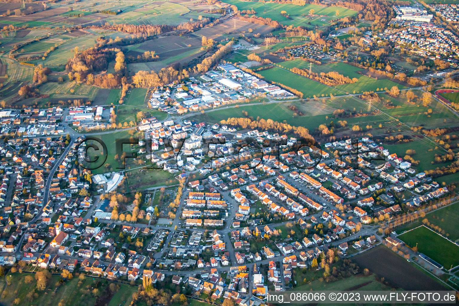 Vue aérienne de Du sud à le quartier Würmersheim in Durmersheim dans le département Bade-Wurtemberg, Allemagne
